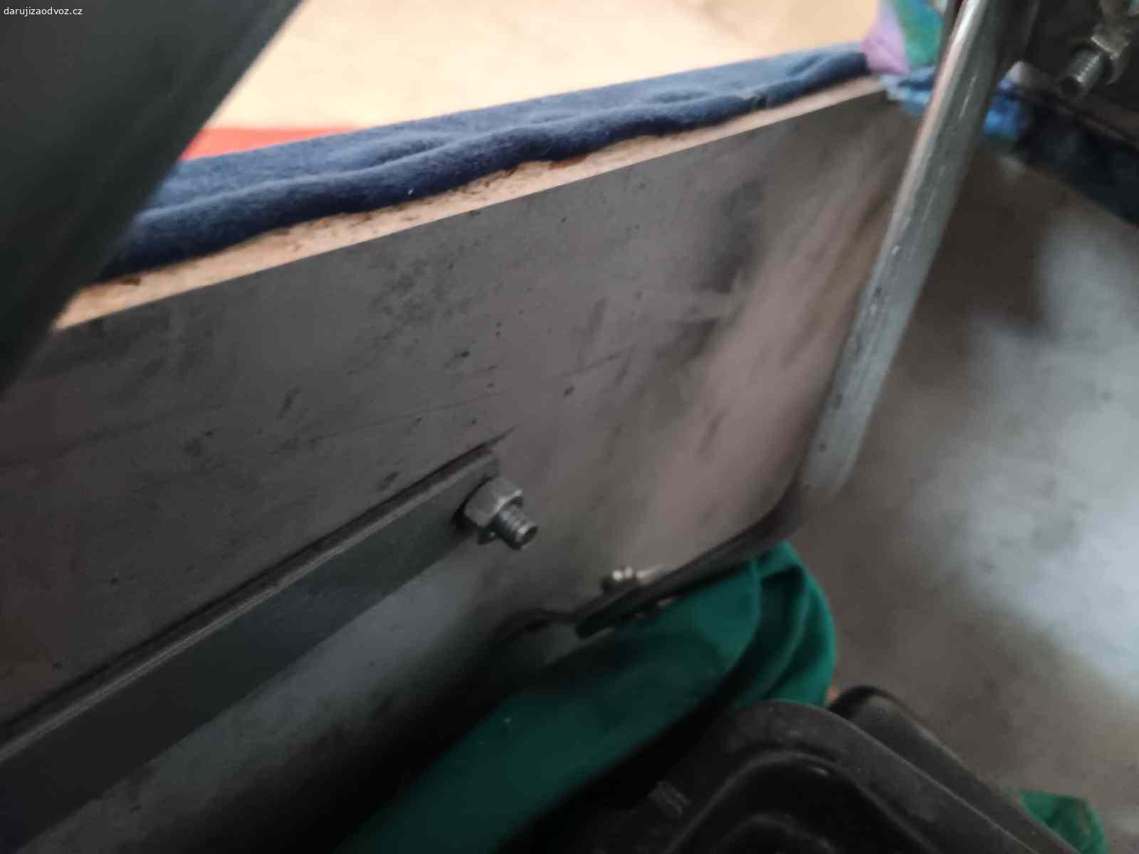 Daruji postel. Daruji postel. Postel ma úložný prostor a jeden pant na otevírání je zlomený (viz foto, postel vsak funguje:).