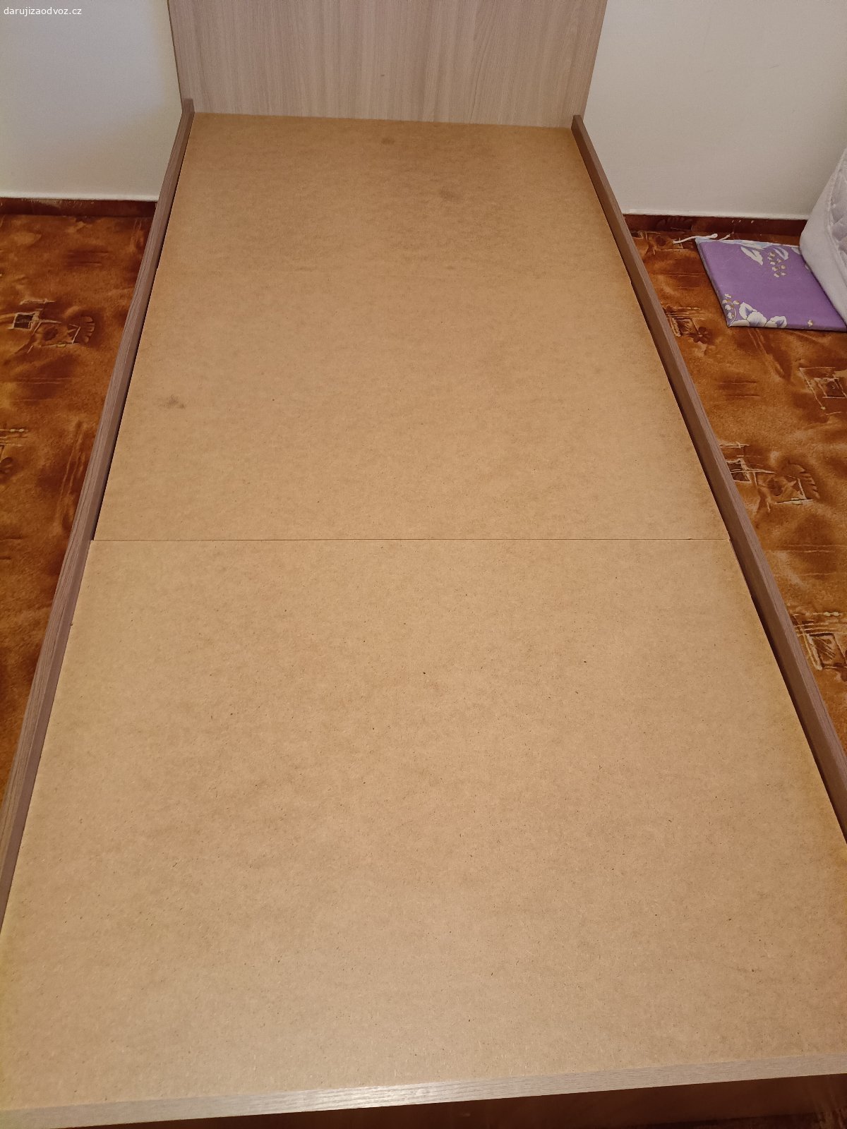 Daruji postel. 90cmx200cm, dřevěná,s roštem,bez úložného prostoru , nosnost 120kg, dobrá, pište sms