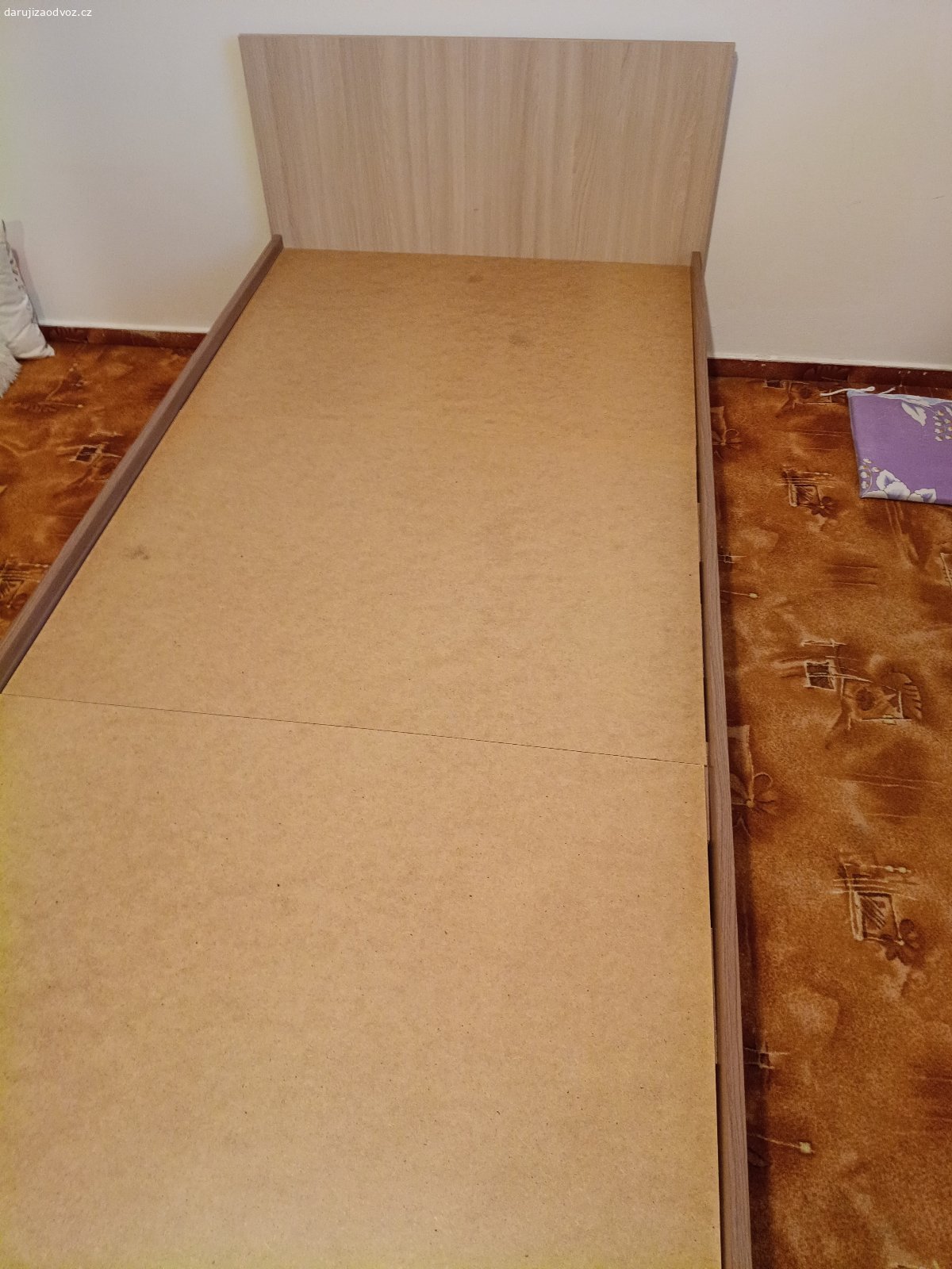 Daruji postel. 90cmx200cm, dřevěná,s roštem,bez úložného prostoru , nosnost 120kg, dobrá, pište sms
