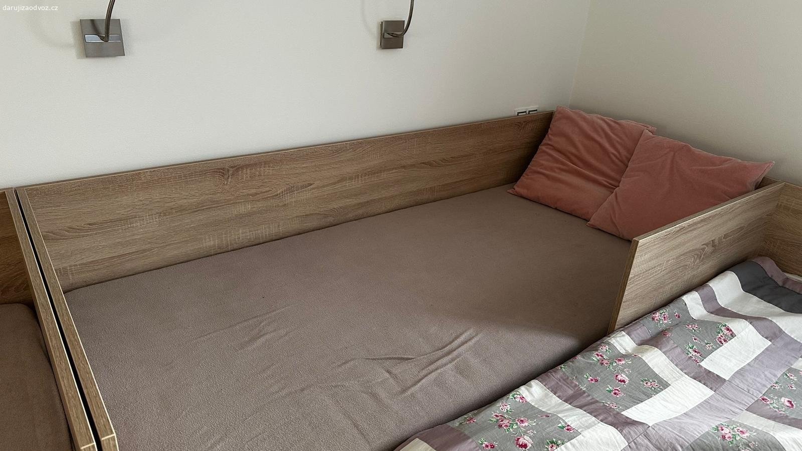 Daruji postel. Daruji 1 postel (viď obrázky - rozkládací a jedna nerozkládací jsou již rezervované). Postel má 2 uložné šuplíky.Postel je vyrobena jako kombinace masivu a MDF. Postel je 2 roky stará, používaná jenom občas pro hosty. Postel ma pevný dřevěný rošt. Pokud by byl zajem, je k dispozici i matrace. Taktez cca 2 roky stará, málo používaná.