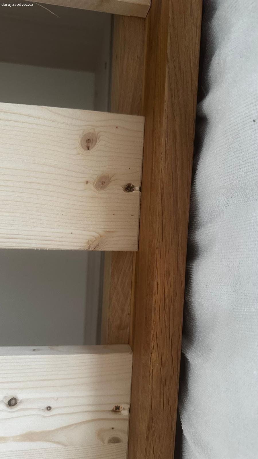 Daruji postel. Daruji 1 postel (viď obrázky - rozkládací a jedna nerozkládací jsou již rezervované). Postel má 2 uložné šuplíky.Postel je vyrobena jako kombinace masivu a MDF. Postel je 2 roky stará, používaná jenom občas pro hosty. Postel ma pevný dřevěný rošt. Pokud by byl zajem, je k dispozici i matrace. Taktez cca 2 roky stará, málo používaná.