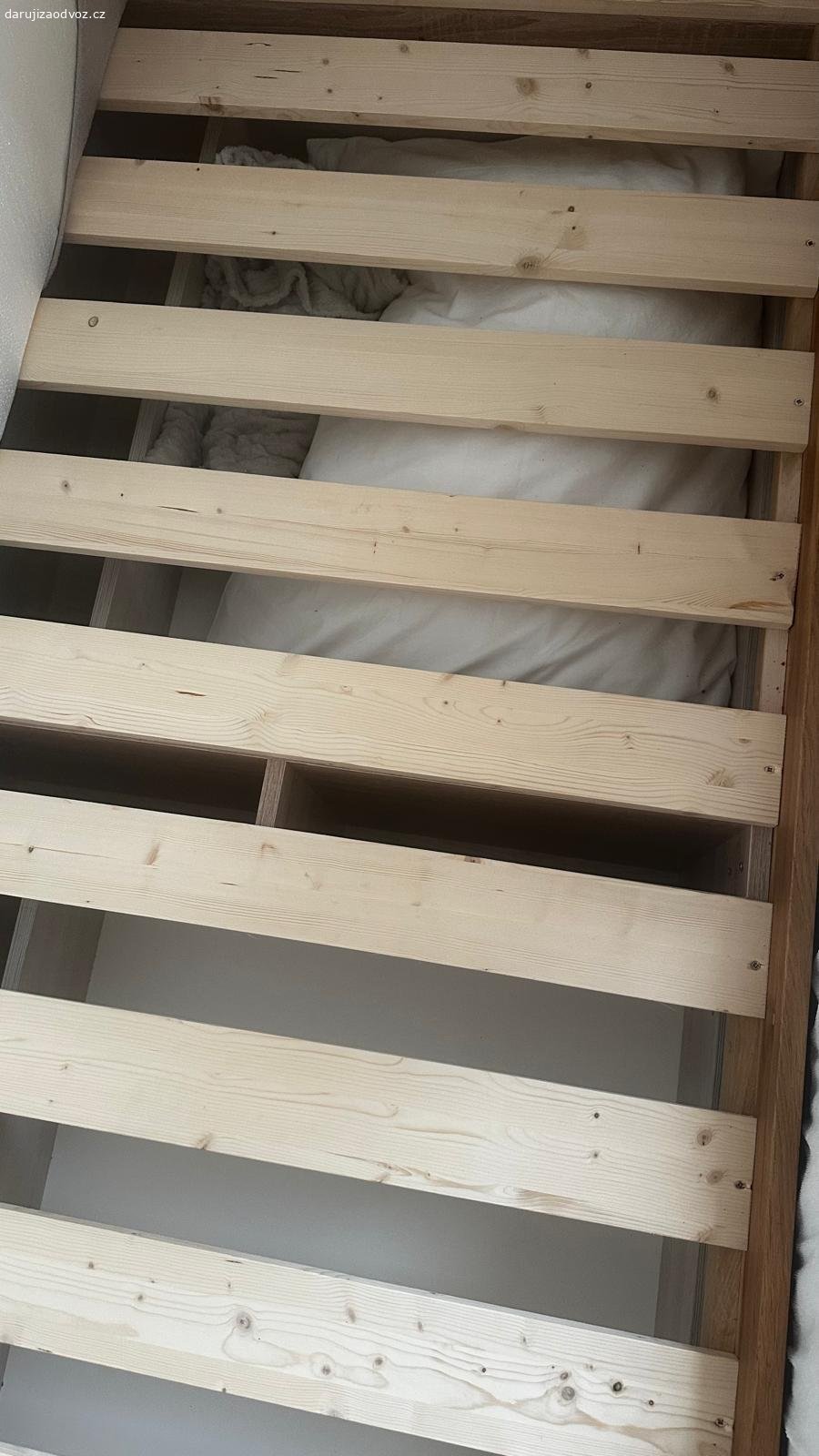 Daruji postel. Daruji 1 postel (viď obrázky - rozkládací a jedna nerozkládací jsou již rezervované). Postel má 2 uložné šuplíky.Postel je vyrobena jako kombinace masivu a MDF. Postel je 2 roky stará, používaná jenom občas pro hosty. Postel ma pevný dřevěný rošt. Pokud by byl zajem, je k dispozici i matrace. Taktez cca 2 roky stará, málo používaná.