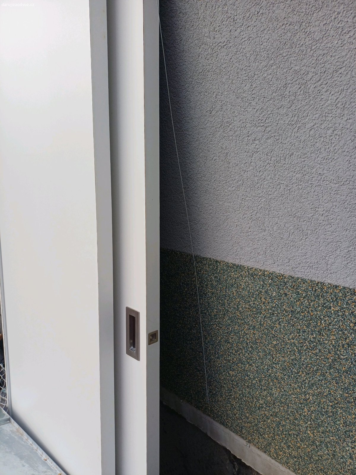 daruji posuvné dveře. Daruji posuvné dveře systém Jap včetně rámu. Dveře mají dvě křídla. Bohužel chybi závěsné kolejnice a usazovací komponenty krámu (poškozeno nebo ztraceno při demontáži).