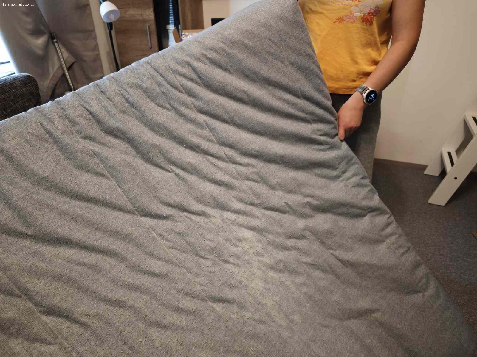 Daruji používanou matraci zakoupenou v IKEA. Daruji matraci velikost 200×140 zakoupenou v IKEA , matrace byla používána a jsou na ní vidět žmolky viz přiložené soubory.