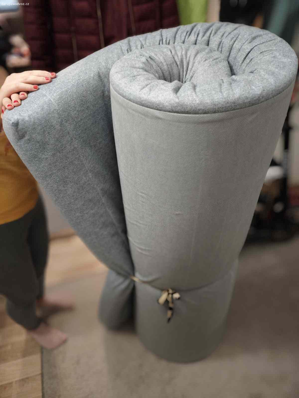 Daruji používanou matraci zakoupenou v IKEA. Daruji matraci velikost 200×140 zakoupenou v IKEA , matrace byla používána a jsou na ní vidět žmolky viz přiložené soubory.