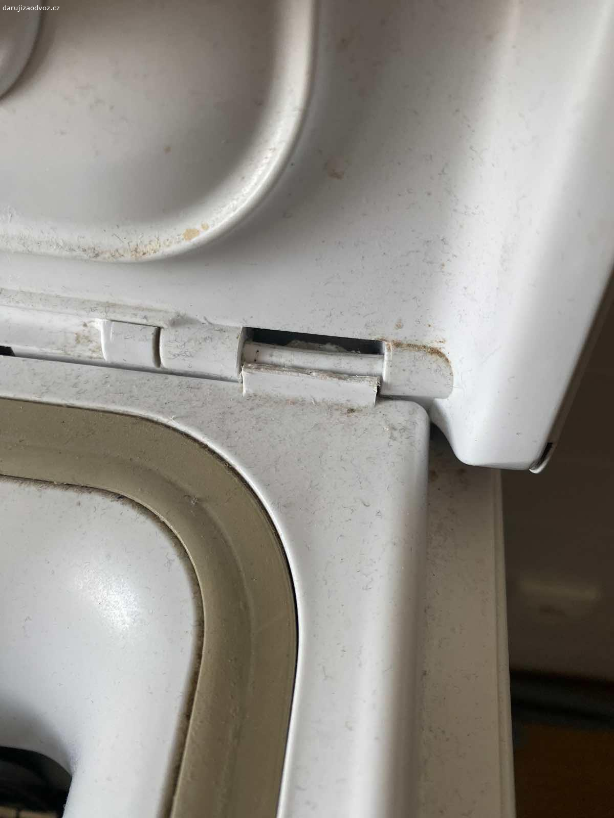 Daruji pračku na náhradní dily. Nebo na opravu. Bude funkční, ale “ztrouchnivěly” ji panty u otvírání víka, viz foto. Používala se před dvěmi lety, od té doby ne.

Vyzvednuti nejlépe tuto sobotu od 11–17 hod.