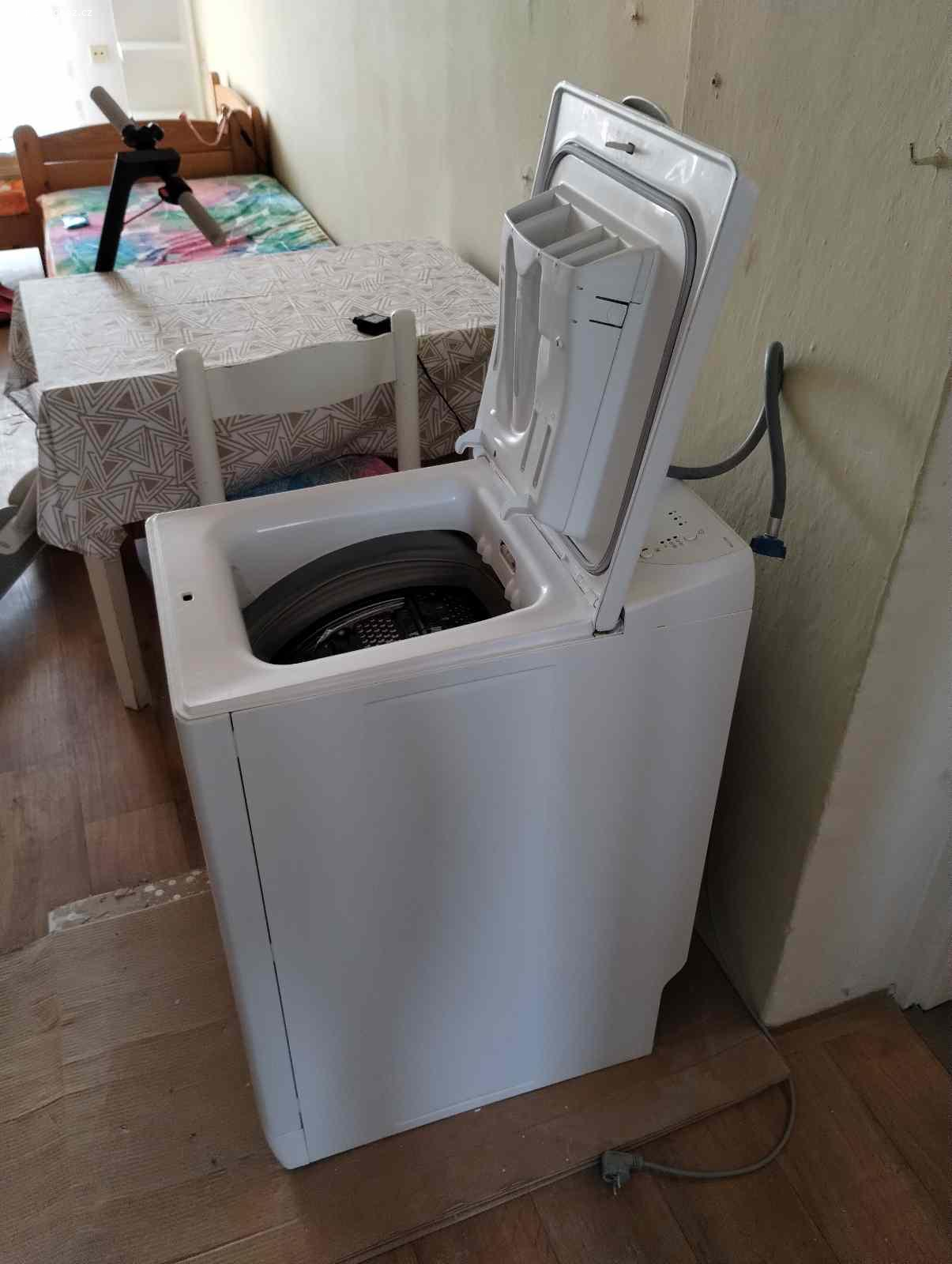 Daruji pračku. Pračka s horním plněním, funkční, ale má zrezlé víko