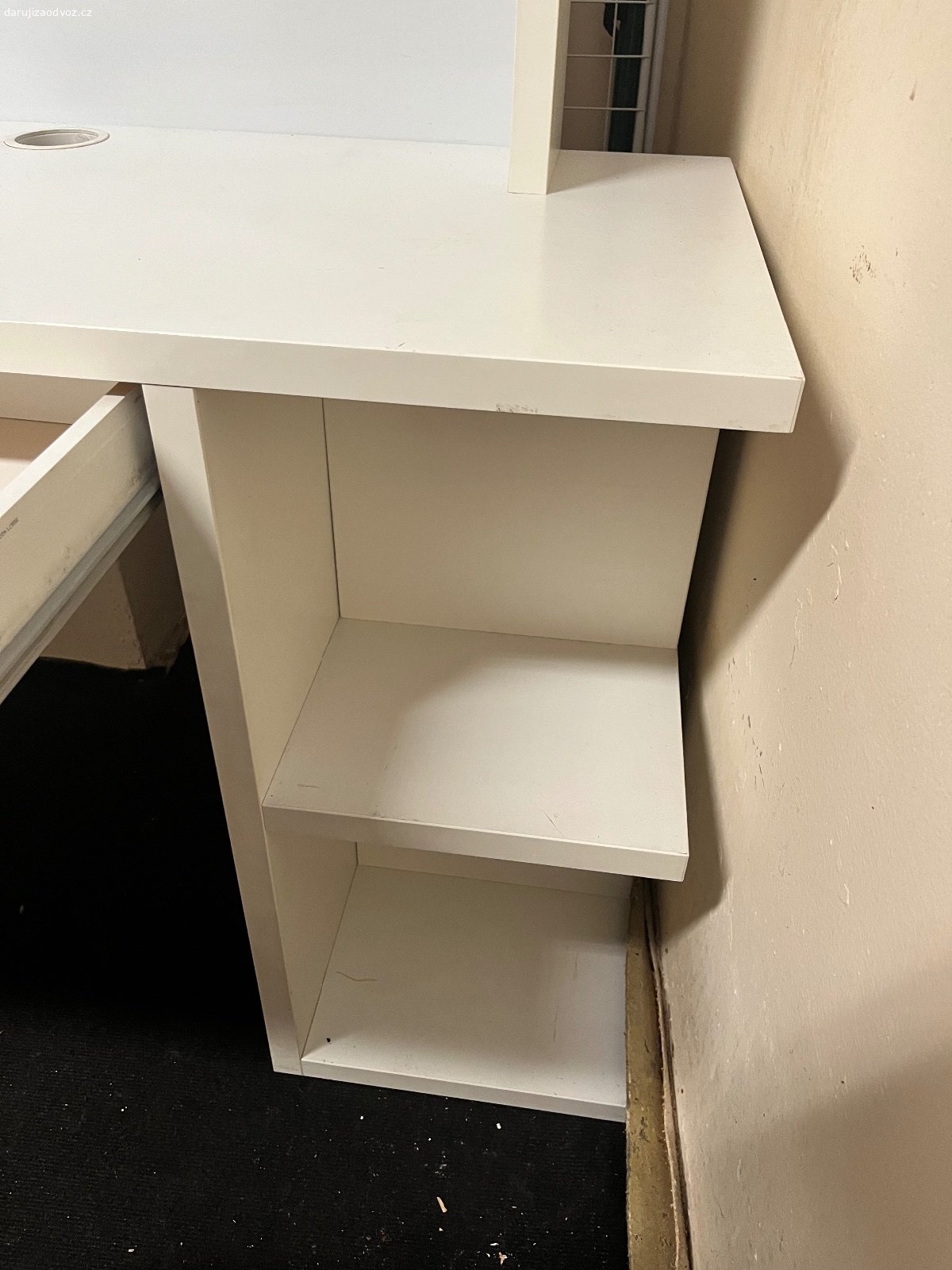 Daruji pracovní stůl Ikea a kancelářskou židli. Daruji funkční stůl a kancelářskou židli. Stůl déle používaný se známkami poškození, ale poslouží ještě dobře, lze jej přetřít a bude jako nový. Pouze jedna police není originální, již jsem s tím koupila. Do kůlny nebo i pracovny se hodí skvěle díky šuplíku a díře na kabely. Magnetická deska a police byly moje oblíbené prvky stolu. Už hodně vydržel. Lze rozmontovat, ale nevím jak dát dohromady. Židle je v dobrém stavu, pouze neudrží déle vyšší polohu.
Lze oba dohromady nebo zvlášť, ale pouze do konce července kvůli stěhování.
Nádraží Veleslavín.