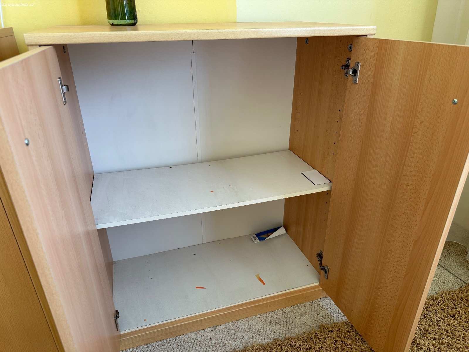 Daruji pracovní stůl, židli a skříňku. Převzetí tento víkend (10.-11.10.), jiný termín možný není. V případě zájmu napište kdy se vám to hodí si nábytek převzít a mobil na vás.