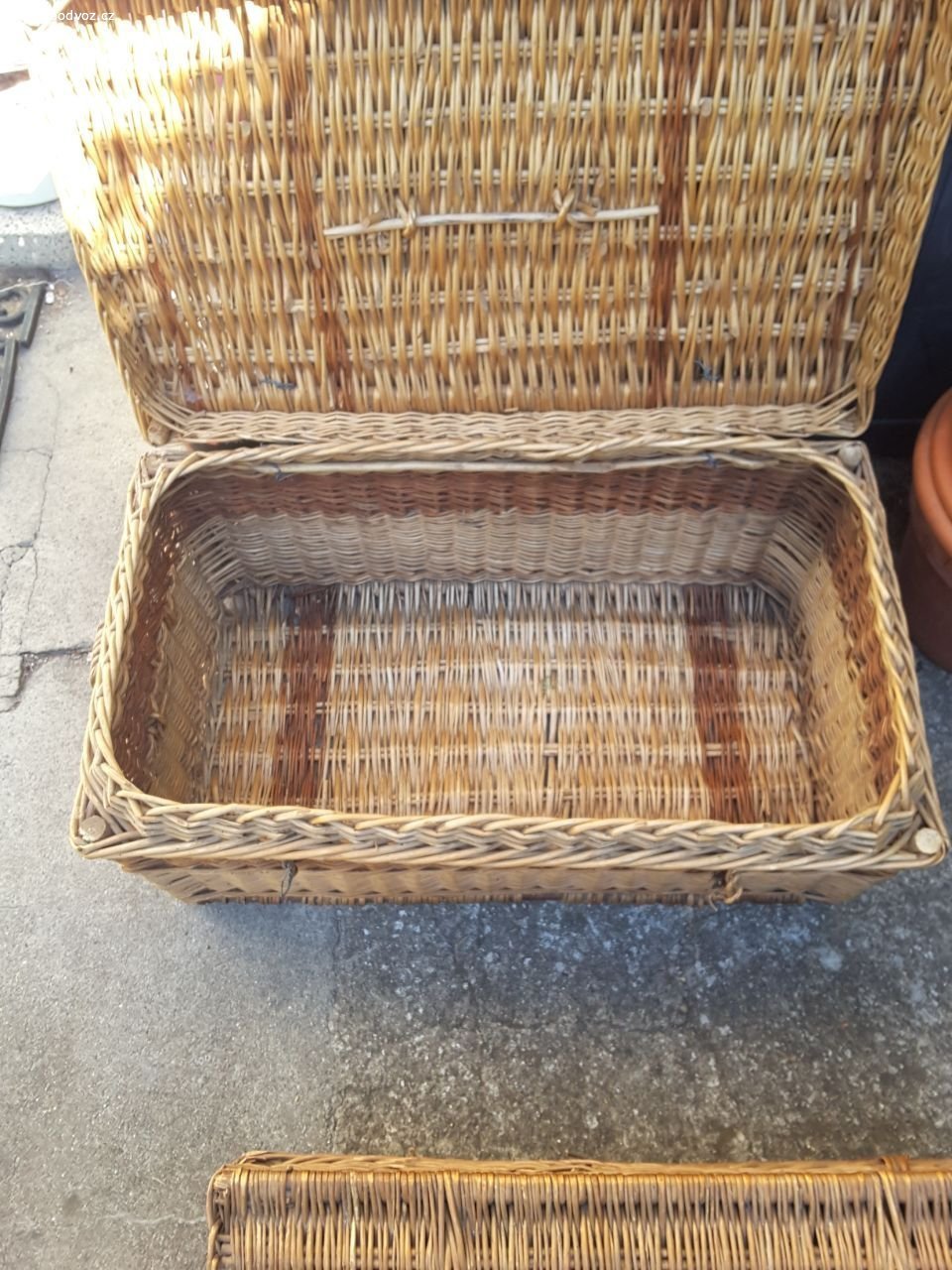 Daruji proutěné koše. Daruji dva proutěné koše s víkem, rozměry š.70/v.32/h.41cm a š.63/v.28/h.36, které si paní, když byly nabízeny poprvé, nebyla schopna téměř tři týdny vyzvednout. Pouze osobní odběr!!! Vzhledem k tomu, že mě velmi tlačí čas, upřednostňuji toho, kdo bude schopen si koše vyzvednout ještě dnes večer , popřípadě zítra dopoledne, ostatní, prosím, nepište. Pouze vážní zájemci. Děkuji za pochopení.