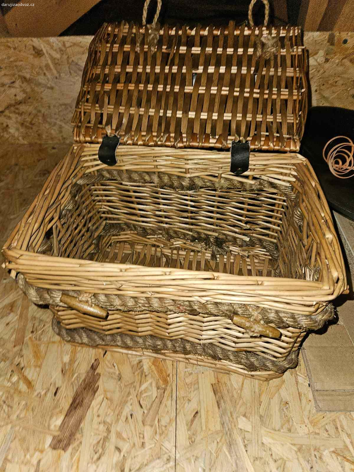 Daruji proutenou truhlicku. Viz foto, kdo drive odveze, toho bude. Dekuji za pochopeni. V pripade zajmu poslete email.

Rozmer cca 35x25x25 cm