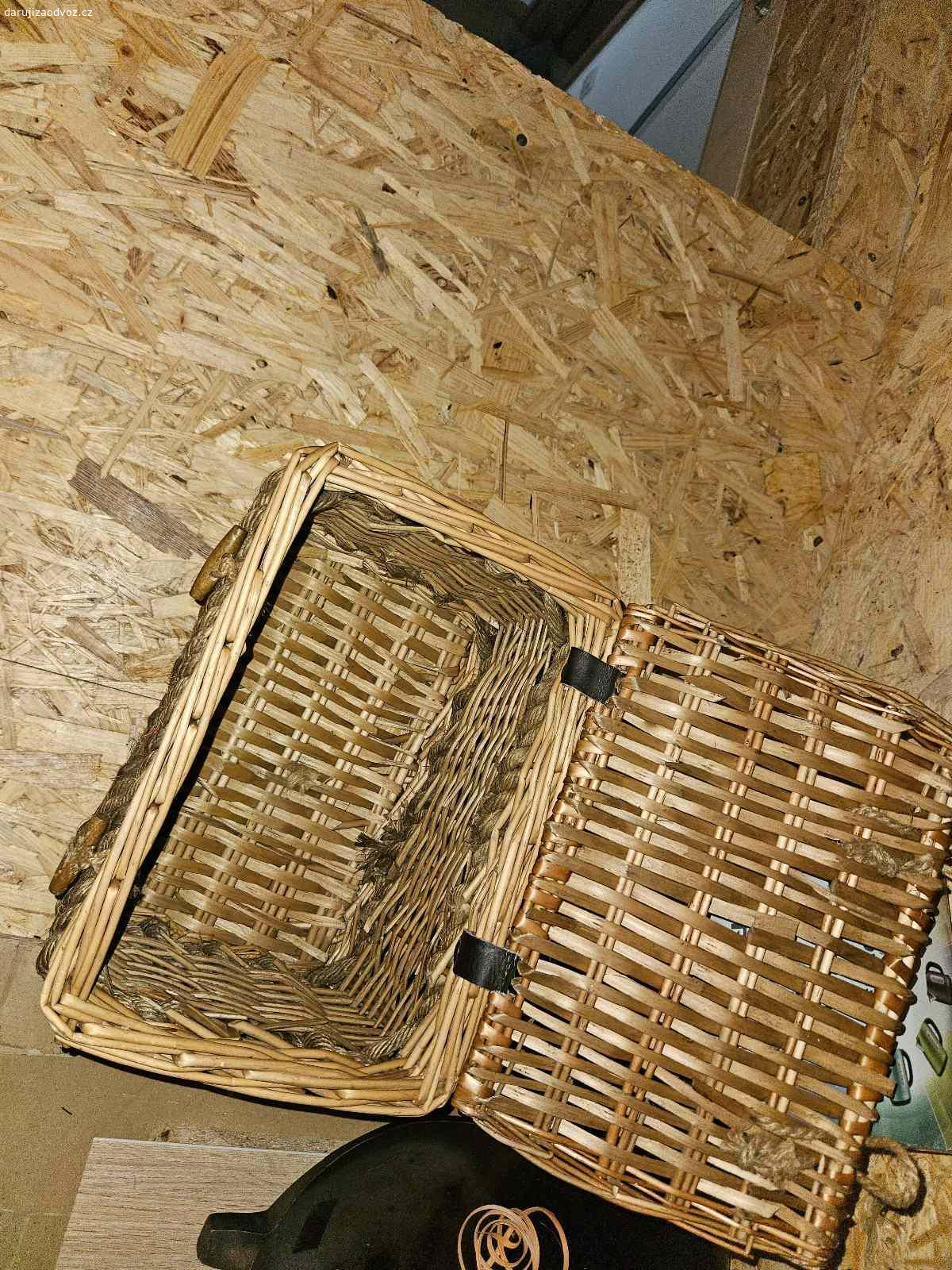 Daruji proutenou truhlicku. Viz foto, kdo drive odveze, toho bude. Dekuji za pochopeni. V pripade zajmu poslete email.

Rozmer cca 35x25x25 cm