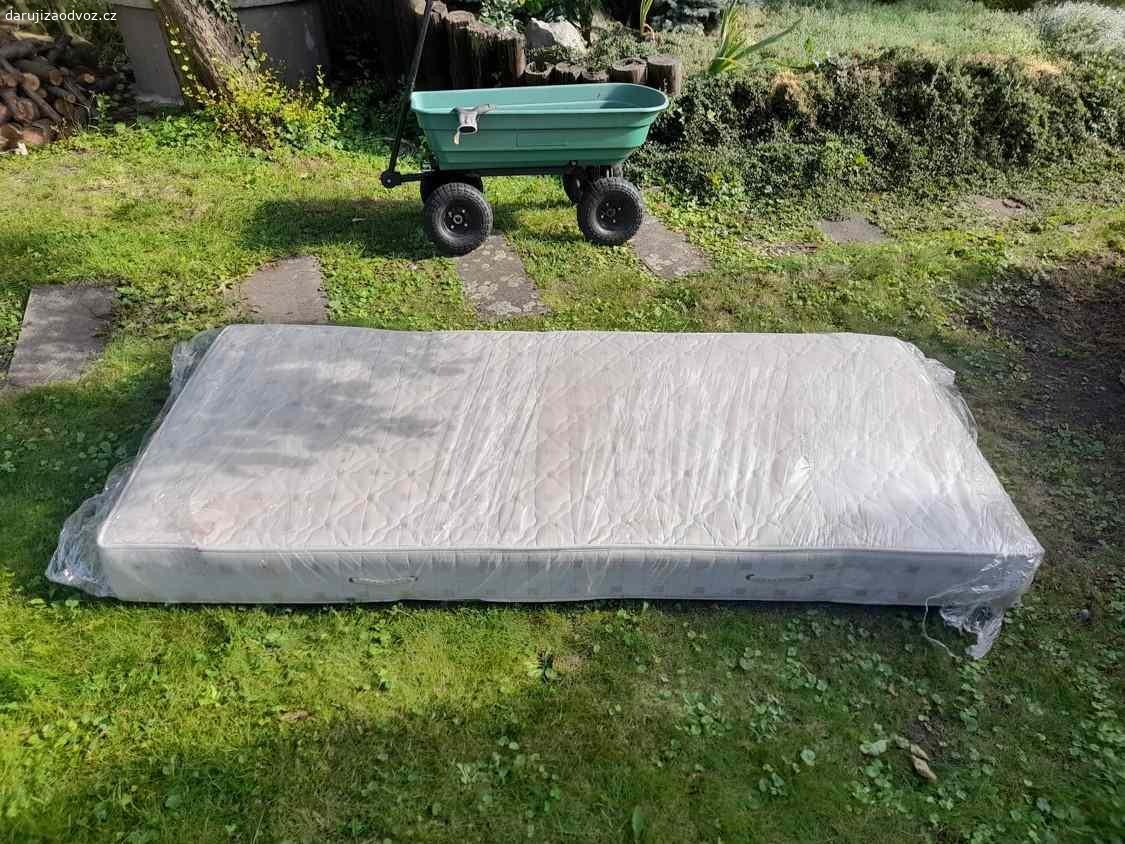 Daruji pružinovou matraci. Daruji za odvoz starší pružinovou matraci Lido, rozměry 192x90 cm, výška 15 cm. Delší dobu byla uložená v garáži, nutné vyprat potah a vyčistit, jinak je ale v pořádku a ještě dobře poslouží.