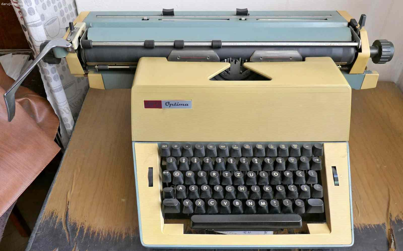 Daruji psací stroj. Dva starší mechanické psací stroje s dlouhým válcem - Optima a Robotron.
Funkční.