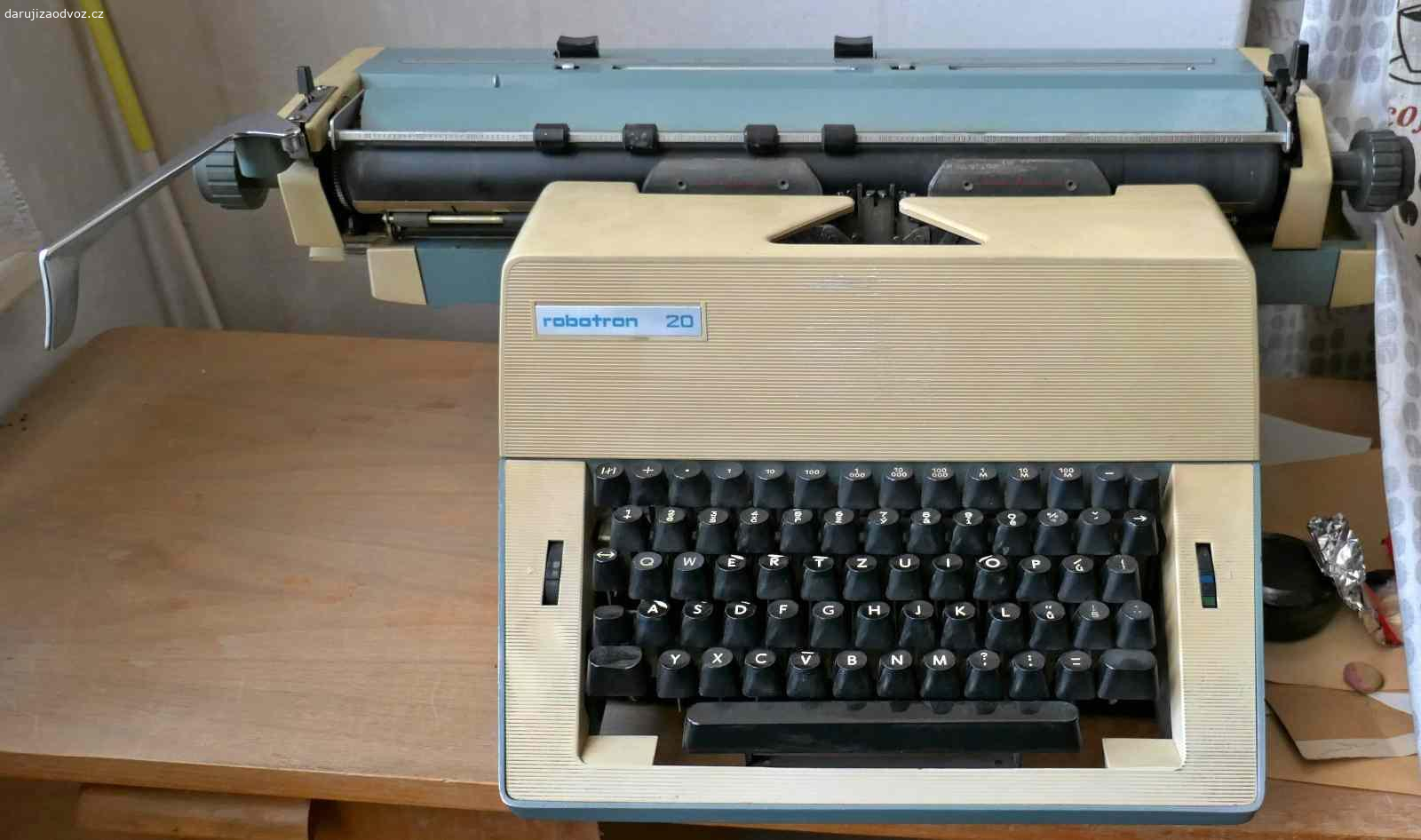Daruji psací stroj. Dva starší mechanické psací stroje s dlouhým válcem - Optima a Robotron.
Funkční.