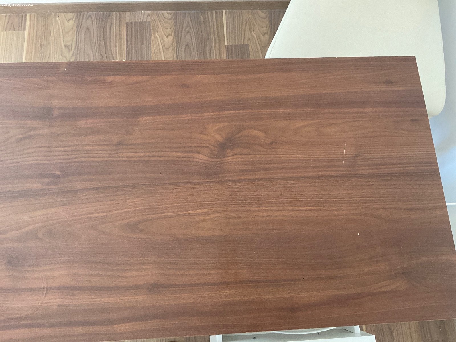Daruji PSACÍ STŮL tmavě hnědé lamino, jako nový. Daruji prakticky nový psací stůl např. do dětského pokoje.

Velikost 100x45 cm , 75 cm je výška.

Lamino buk, hnědý, krásný, 3 šuplíky, odvoz vašim autem. Praha Pitkovice
flek na stole je jen od sirupu, lze otřít...