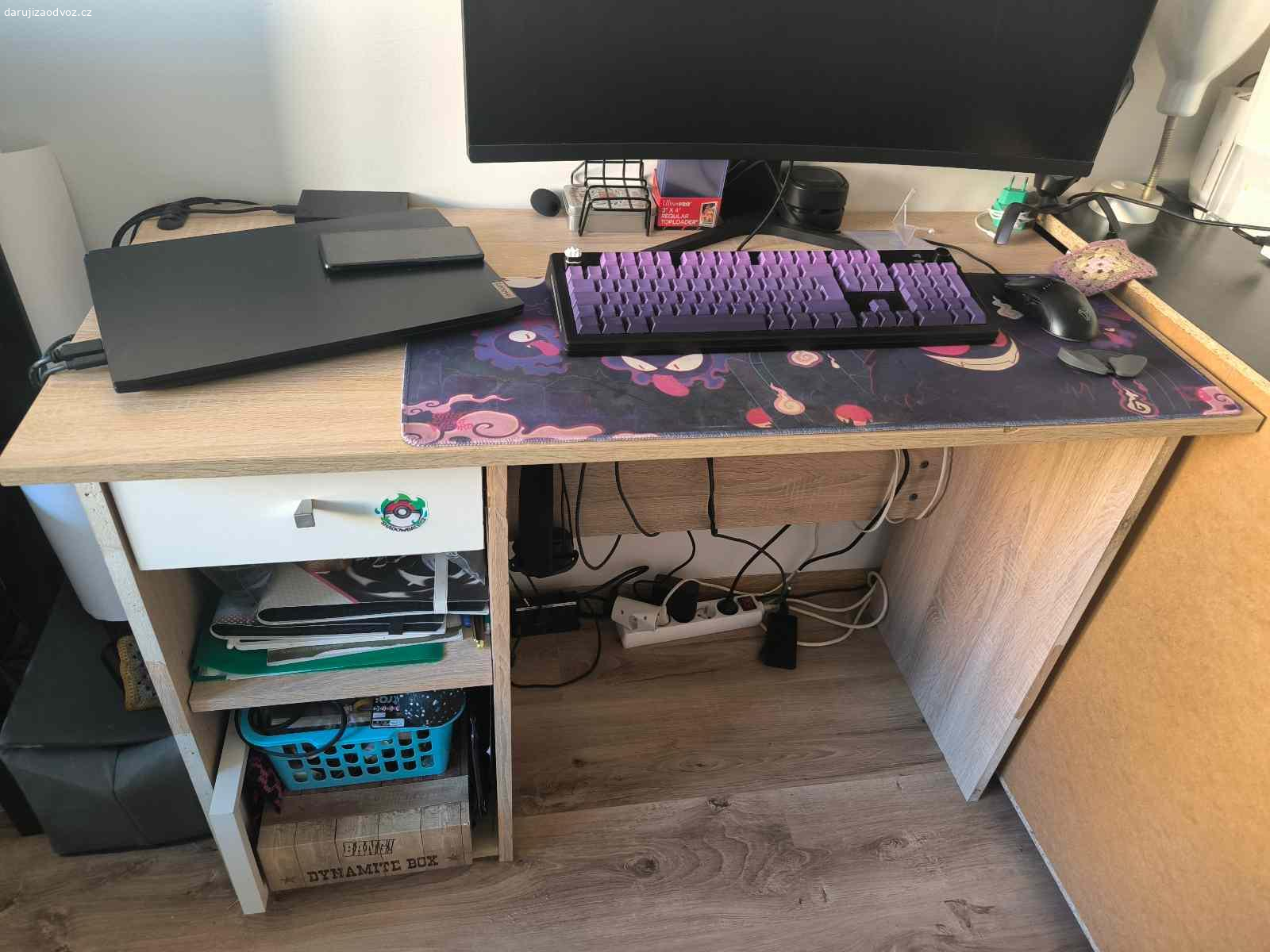 Daruji psací stůl za odvoz. Nechám tento stůl za odvoz. Sloužil moc dobře, ovšem pořizujeme nový nábytek.
Stůl je velmi bytelný a poměrně těžký. Má pár kosmetických vad nejvýraznější jsou oloupané přední hrany (lze vidět na obrázku).
Rozměry:
Šířka-110cm
Hloubka-50cm
Výška-75cm
Klidně mohu zaslat jakékoliv detaily, co Vás zajímají