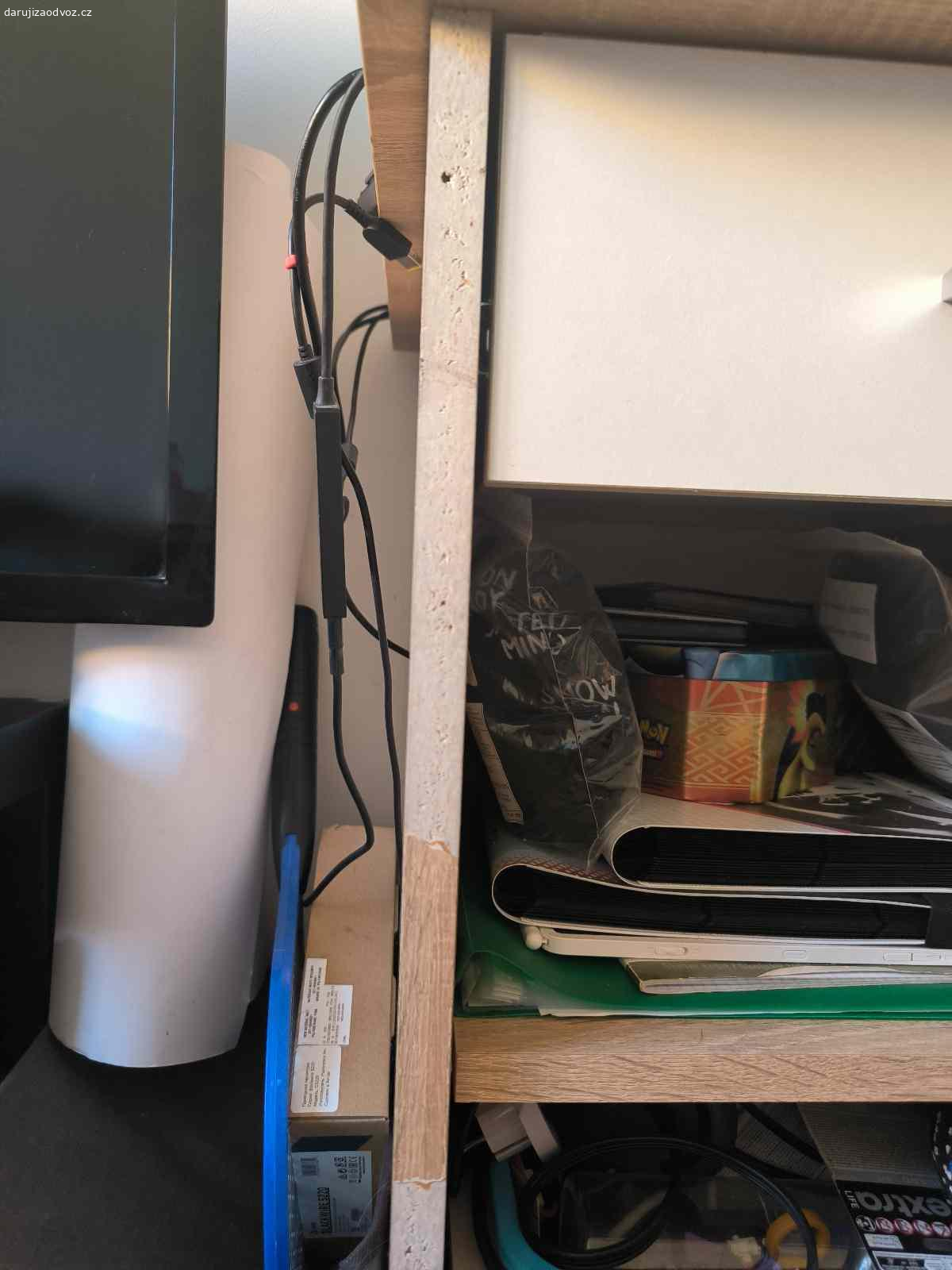 Daruji psací stůl za odvoz. Nechám tento stůl za odvoz. Sloužil moc dobře, ovšem pořizujeme nový nábytek.
Stůl je velmi bytelný a poměrně těžký. Má pár kosmetických vad nejvýraznější jsou oloupané přední hrany (lze vidět na obrázku).
Rozměry:
Šířka-110cm
Hloubka-50cm
Výška-75cm
Klidně mohu zaslat jakékoliv detaily, co Vás zajímají