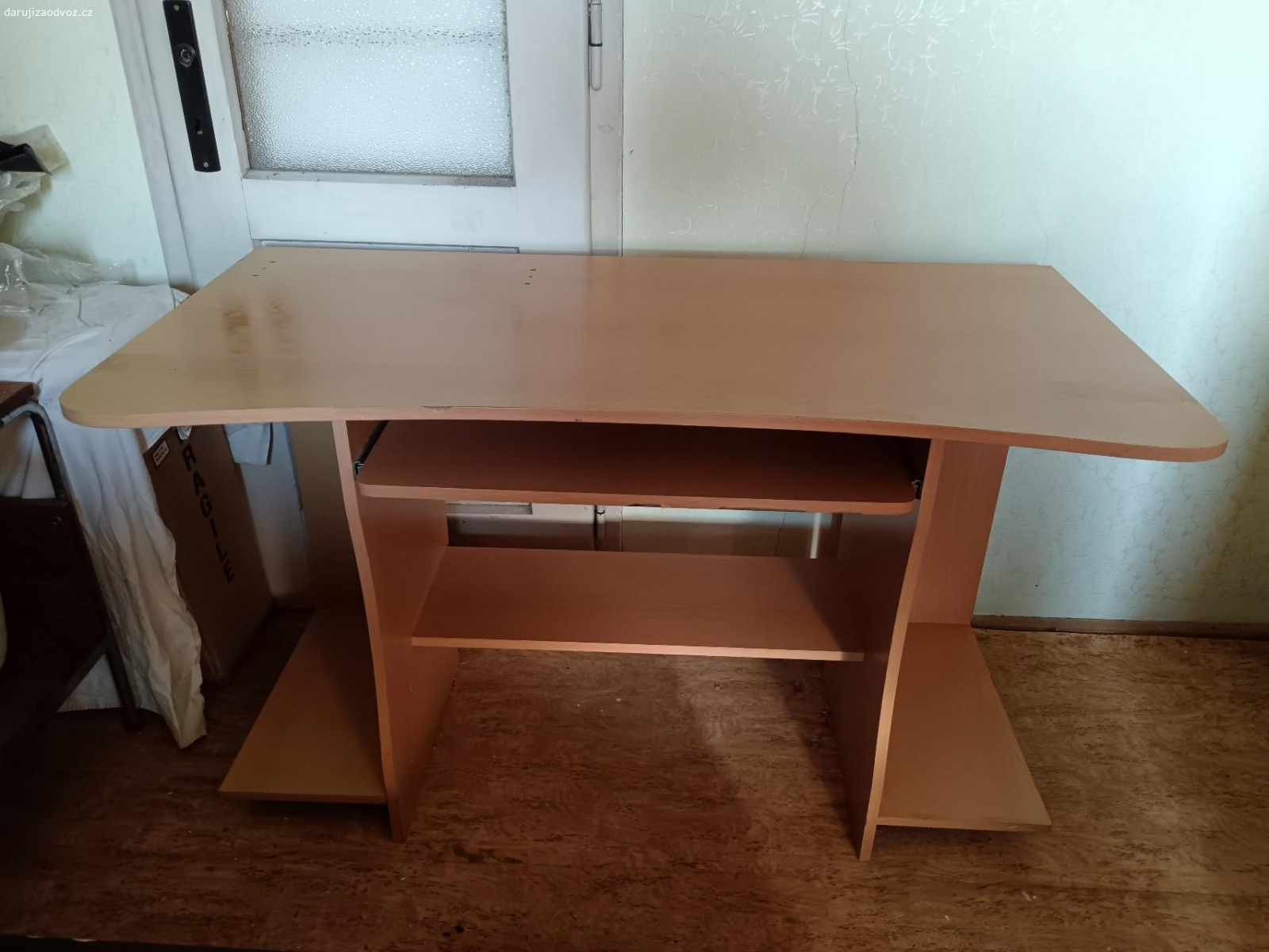 Daruji psací stůl. Daruji za odvoz starší používaný psací stůl. Místy oloupané hrany, vady nafoceny. Šířka 120 cm, hloubka 60 cm, výška 72 cm. Třeba ještě někdo využije.