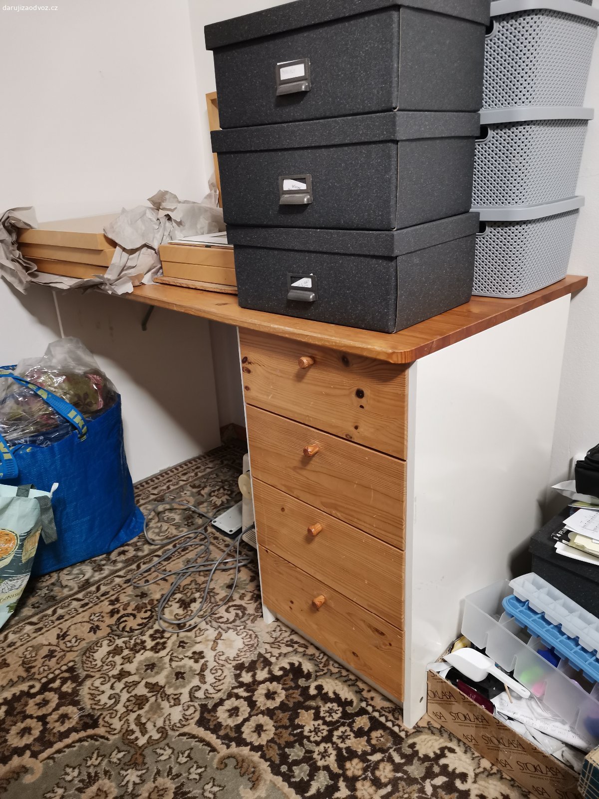 Daruji psací stůl. Rozměry:
Šířka 120cm
Hloubka 60cm
Výška 72cm

Kdo by měl zájem, prosím pište rovnou návrh dne a přibližného času vyzvednutí. Pouze SMS. Díky
