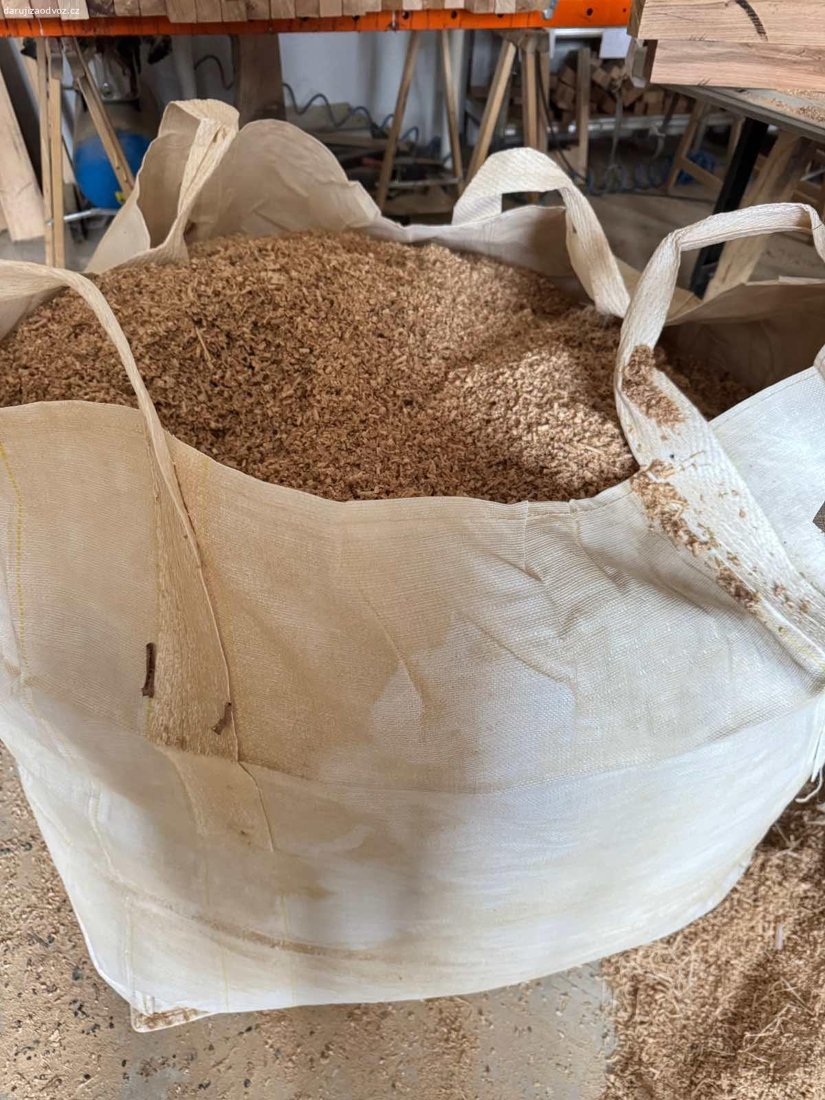 Daruji pytle s pilinami. Dobrý den, 
daruji 3 až 4 pytle s pilinami viz. Foto. 
Jedná se o piliny z dřevin - dub, jasan, ořech. 
Piliny jsou z dřevovýroby, nachází se v nich i trochu dřevěného prachu. 
Vhodné na podpal, zahradu či podestýlky. 
Vyzvednutí možné ve městě Zákolany.