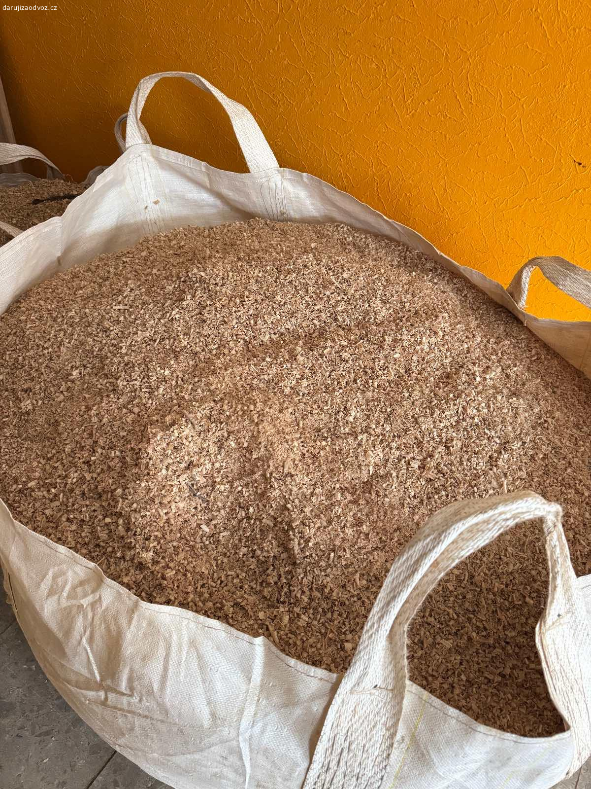 Daruji pytle s pilinami. Dobrý den, 
daruji 3 až 4 pytle s pilinami viz. Foto. 
Jedná se o piliny z dřevin - dub, jasan, ořech. 
Piliny jsou z dřevovýroby, nachází se v nich i trochu dřevěného prachu. 
Vhodné na podpal, zahradu či podestýlky. 
Vyzvednutí možné ve městě Zákolany.