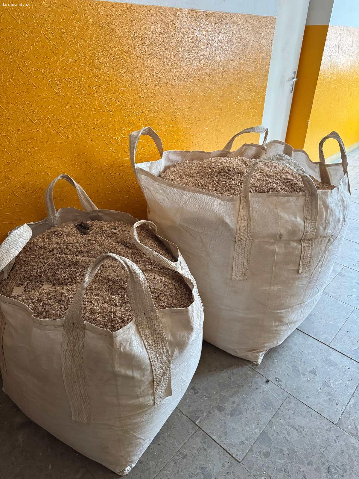 Daruji pytle s pilinami. Dobrý den, 
daruji 3 až 4 pytle s pilinami viz. Foto. 
Jedná se o piliny z dřevin - dub, jasan, ořech. 
Piliny jsou z dřevovýroby, nachází se v nich i trochu dřevěného prachu. 
Vhodné na podpal, zahradu či podestýlky. 
Vyzvednutí možné ve městě Zákolany.