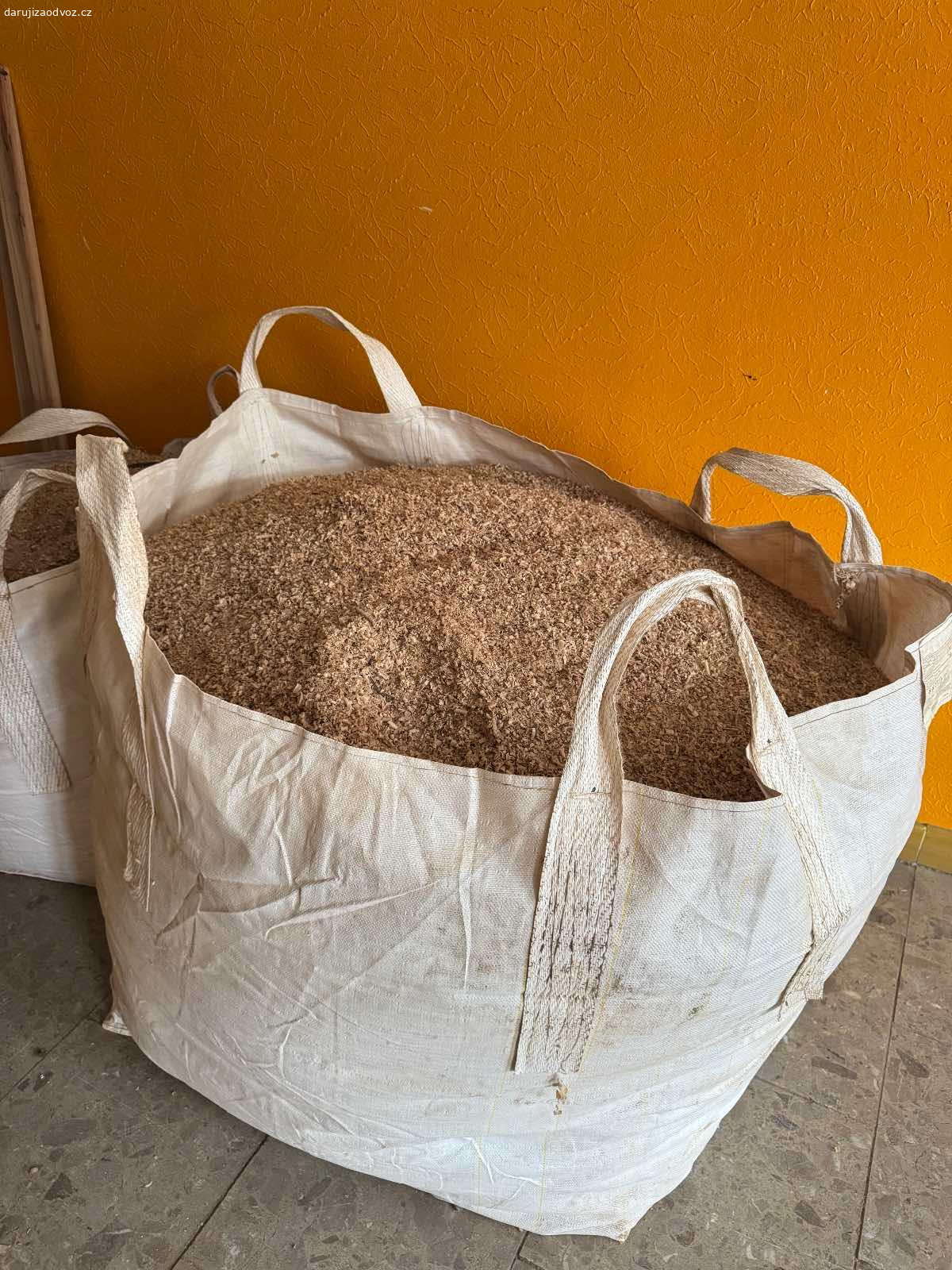 Daruji pytle s pilinami. Dobrý den, 
daruji 3 až 4 pytle s pilinami viz. Foto. 
Jedná se o piliny z dřevin - dub, jasan, ořech. 
Piliny jsou z dřevovýroby, nachází se v nich i trochu dřevěného prachu. 
Vhodné na podpal, zahradu či podestýlky. 
Vyzvednutí možné ve městě Zákolany.