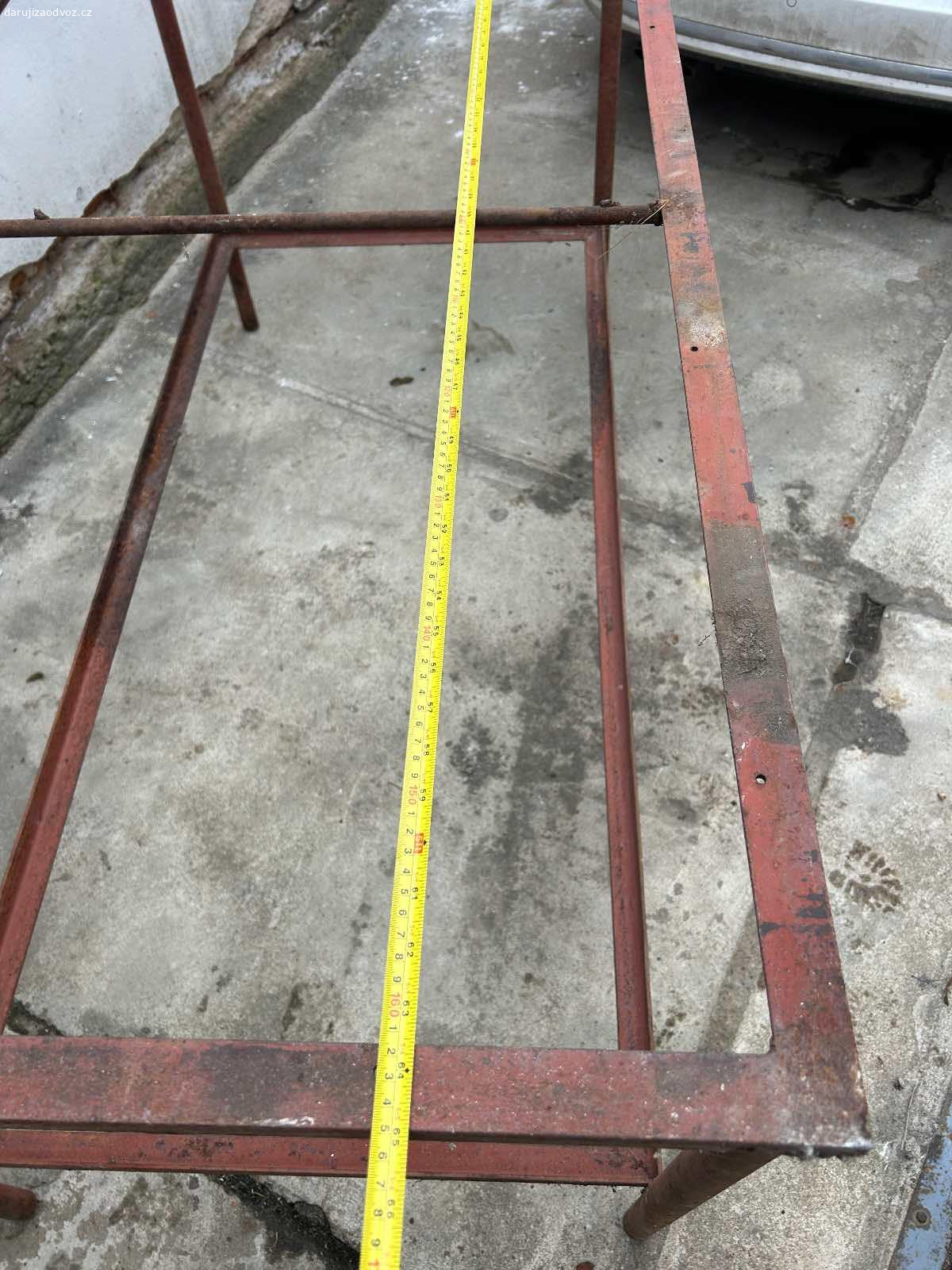 Daruji rám stolu. Daruji rám stolu