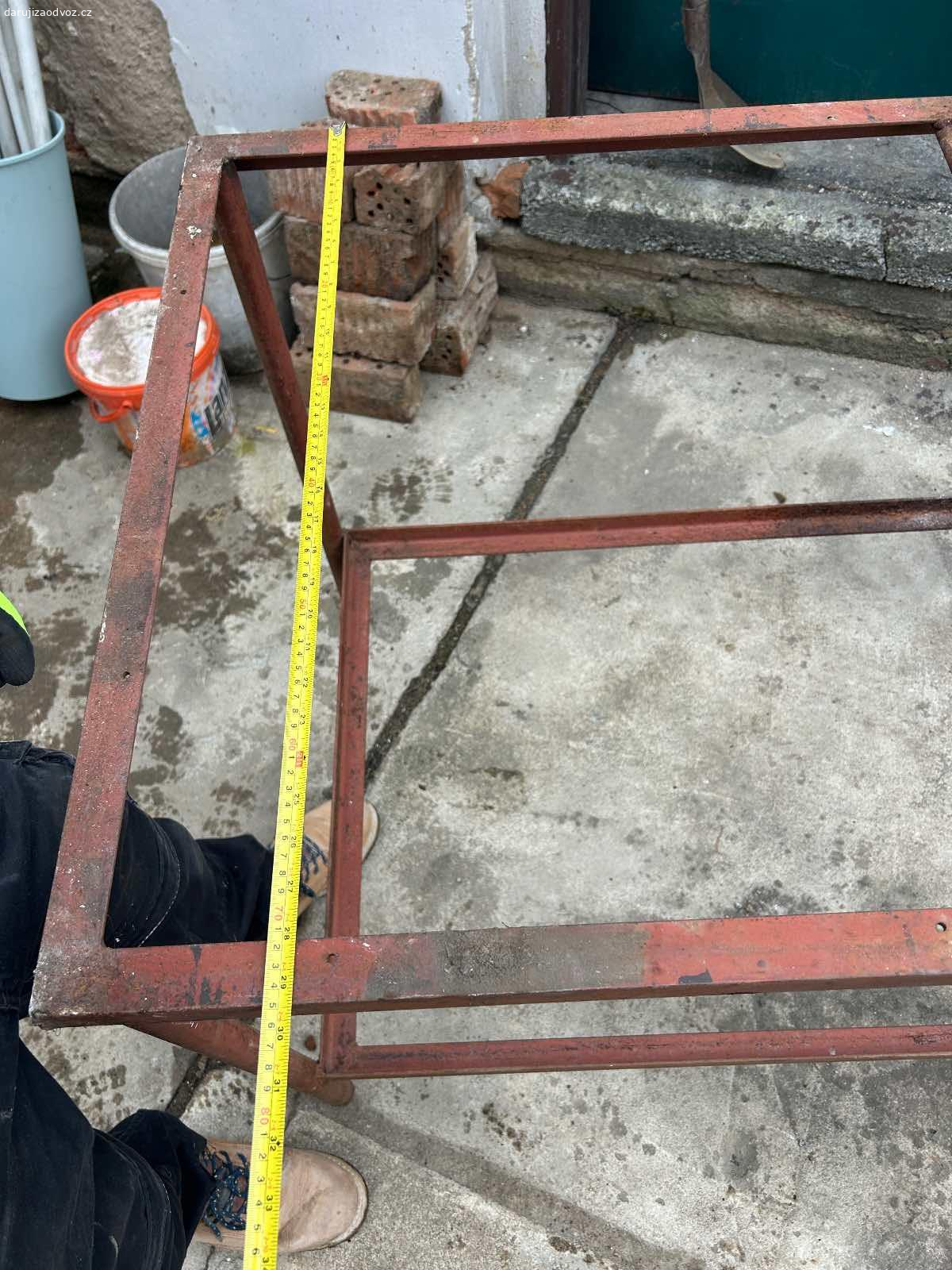 Daruji rám stolu. Daruji rám stolu