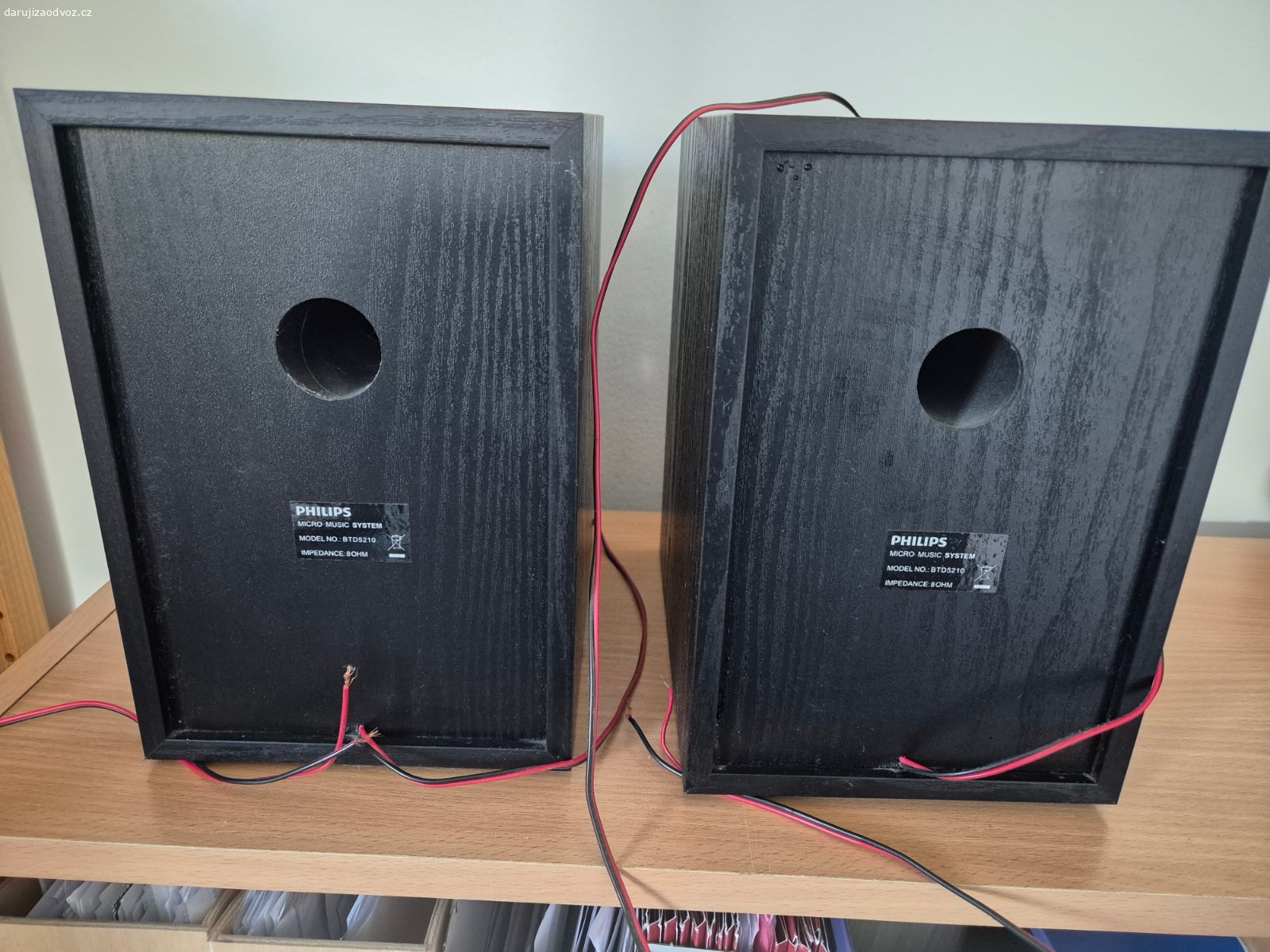 Daruji reproduktory Philips. Reprobedny Philips BTD5210. Š 16 cm, v 23,4 cm, h 20,5 cm.
