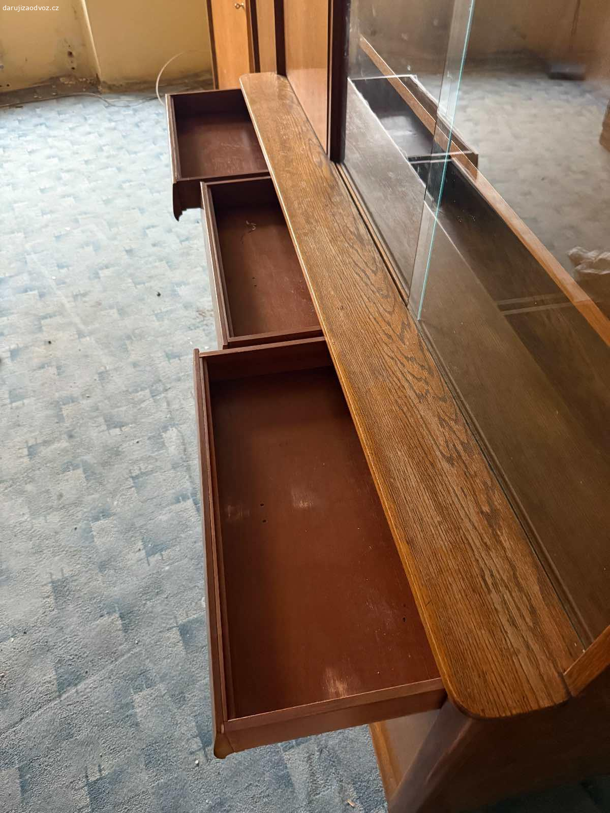 Daruji retro sestavu Interiér Praha. Originální nábytková sestava značky Interiér Praha. Komoda s barem, šuplíky, vitrínkou a navazujícími skříňky. Krásná dýha, pevná konstrukce.

Stačí důkladně omýt a může sloužit dál – ideální do retro interiéru, na chatu nebo k renovaci.

Rozměry: výška 132 cm, hloubka 34 / 45 cm, délka cca 330 cm.
Odpojitelné skříňky: 132 × 60 × 34 cm.

Vynesení: cca 10 schodů.
Možnost krátkodobého parkování přímo u domu.

Vyzvednutí v týdnu odpoledne.
Prosím pište rovnou termín, který se vám hodí a telefonní číslo, pro efektivní domluvu.