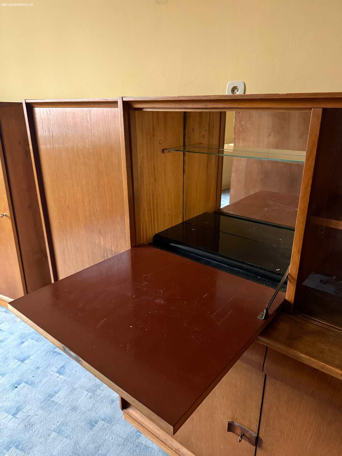 Daruji retro sestavu Interiér Praha. Originální nábytková sestava značky Interiér Praha. Komoda s barem, šuplíky, vitrínkou a navazujícími skříňky. Krásná dýha, pevná konstrukce.

Stačí důkladně omýt a může sloužit dál – ideální do retro interiéru, na chatu nebo k renovaci.

Rozměry: výška 132 cm, hloubka 34 / 45 cm, délka cca 330 cm.
Odpojitelné skříňky: 132 × 60 × 34 cm.

Vynesení: cca 10 schodů.
Možnost krátkodobého parkování přímo u domu.

Vyzvednutí v týdnu odpoledne.
Prosím pište rovnou termín, který se vám hodí a telefonní číslo, pro efektivní domluvu.