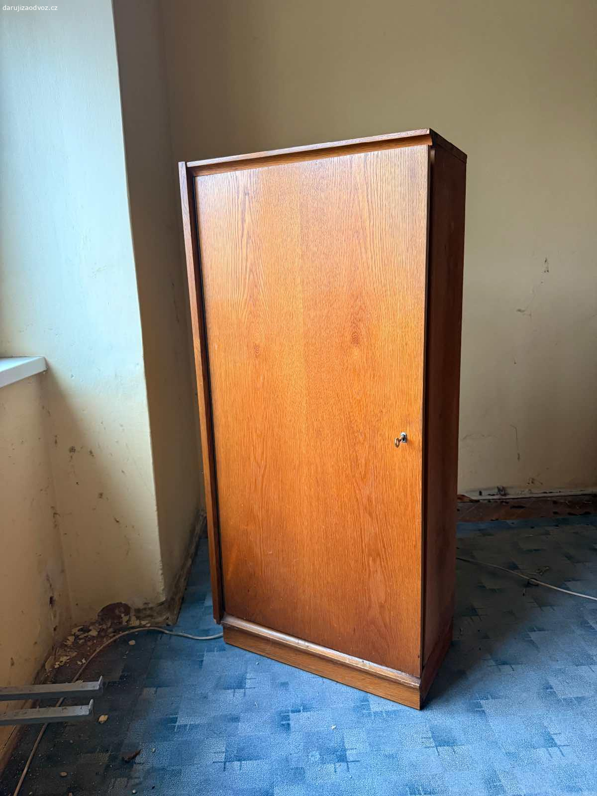 Daruji retro sestavu Interiér Praha. Originální nábytková sestava značky Interiér Praha. Komoda s barem, šuplíky, vitrínkou a navazujícími skříňky. Krásná dýha, pevná konstrukce.

Stačí důkladně omýt a může sloužit dál – ideální do retro interiéru, na chatu nebo k renovaci.

Rozměry: výška 132 cm, hloubka 34 / 45 cm, délka cca 330 cm.
Odpojitelné skříňky: 132 × 60 × 34 cm.

Vynesení: cca 10 schodů.
Možnost krátkodobého parkování přímo u domu.

Vyzvednutí v týdnu odpoledne.
Prosím pište rovnou termín, který se vám hodí a telefonní číslo, pro efektivní domluvu.