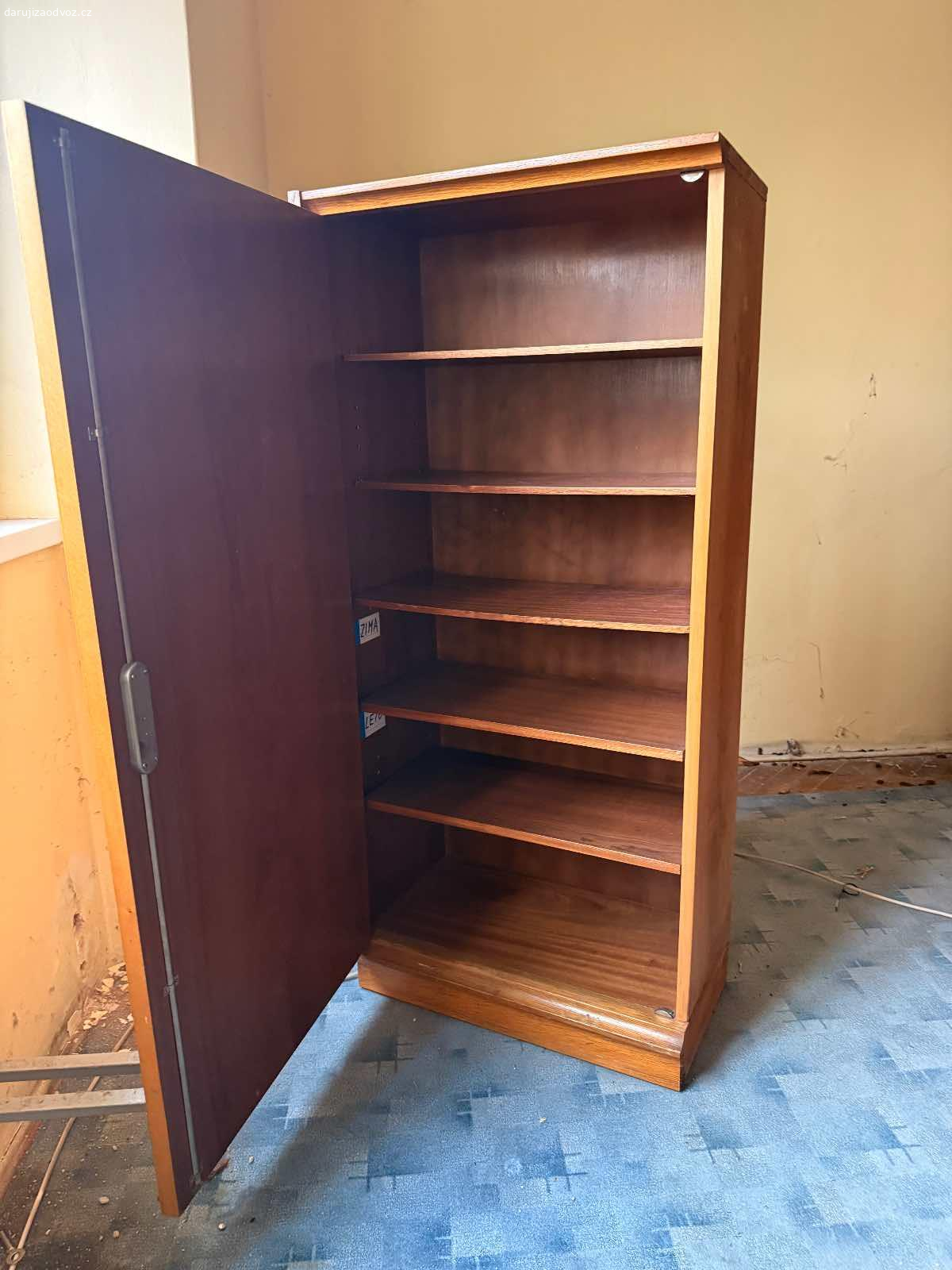 Daruji retro sestavu Interiér Praha. Originální nábytková sestava značky Interiér Praha. Komoda s barem, šuplíky, vitrínkou a navazujícími skříňky. Krásná dýha, pevná konstrukce.

Stačí důkladně omýt a může sloužit dál – ideální do retro interiéru, na chatu nebo k renovaci.

Rozměry: výška 132 cm, hloubka 34 / 45 cm, délka cca 330 cm.
Odpojitelné skříňky: 132 × 60 × 34 cm.

Vynesení: cca 10 schodů.
Možnost krátkodobého parkování přímo u domu.

Vyzvednutí v týdnu odpoledne.
Prosím pište rovnou termín, který se vám hodí a telefonní číslo, pro efektivní domluvu.