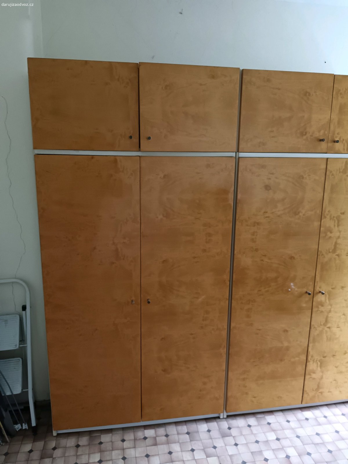 Daruji retro skříně. Daruji za odvoz dvě retro skříně a dva nástavce. Rozměry skříně:160 cm, hloubka 59 cm, šířka 100 cm. Rozměry nástavce: výška 40 cm, hloubka 59 cm, šířka 100 cm. K vyzvednutí ve Fryčovicích, okr. Frýdek-Místek.