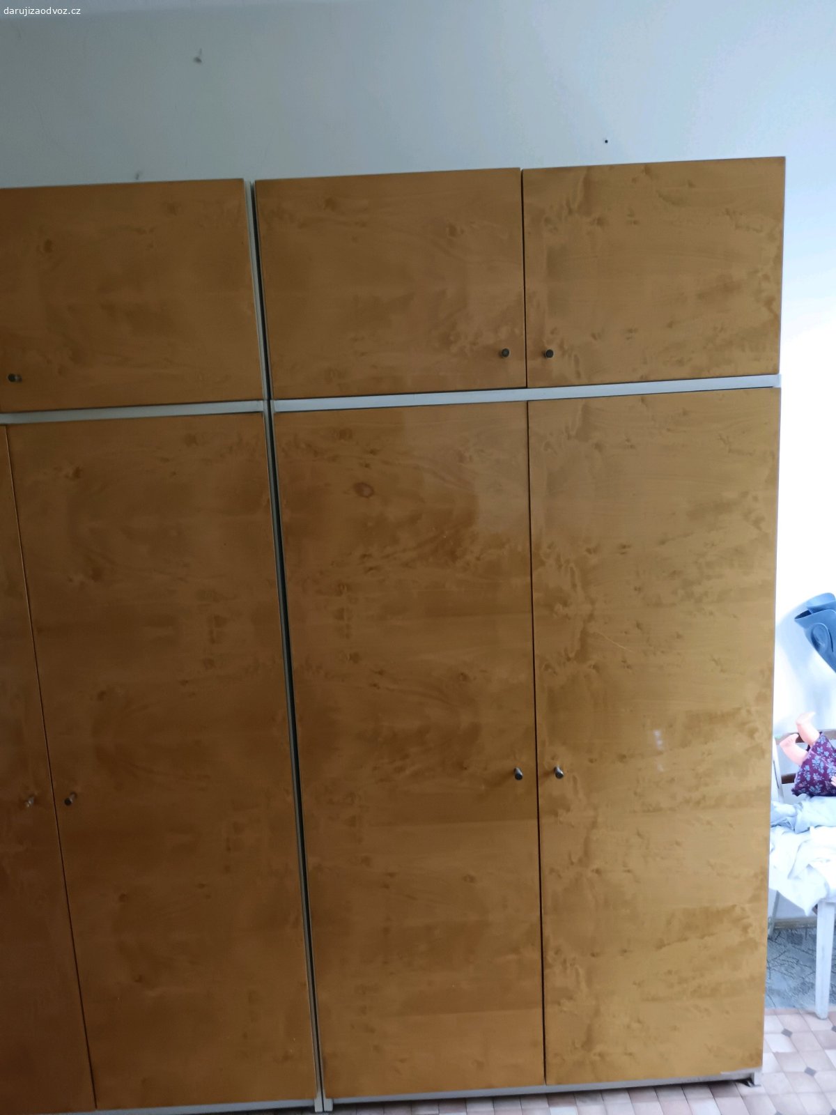 Daruji retro skříně. Daruji za odvoz dvě retro skříně a dva nástavce. Rozměry skříně:160 cm, hloubka 59 cm, šířka 100 cm. Rozměry nástavce: výška 40 cm, hloubka 59 cm, šířka 100 cm. K vyzvednutí ve Fryčovicích, okr. Frýdek-Místek.