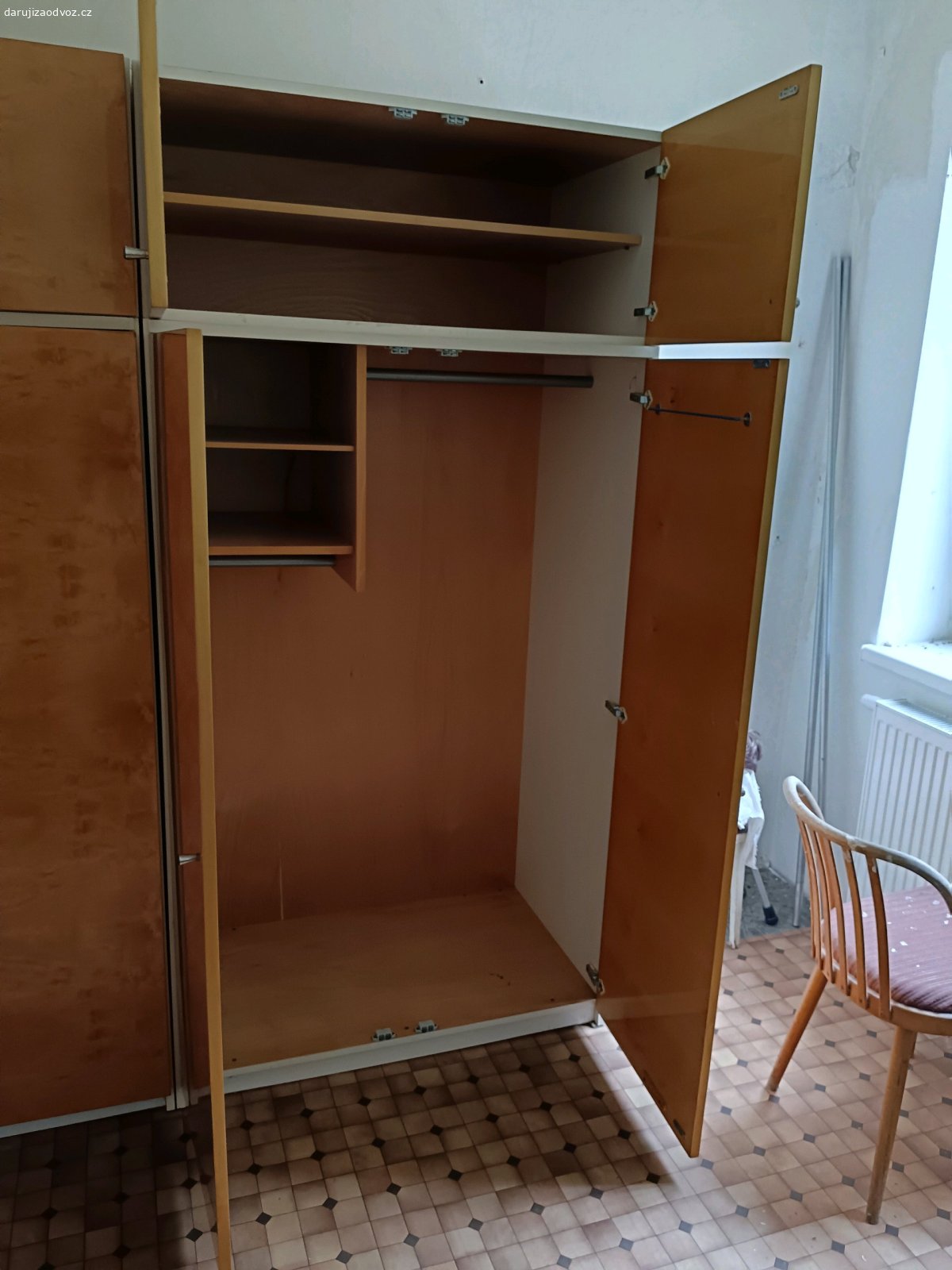 Daruji retro skříně. Daruji za odvoz dvě retro skříně a dva nástavce. Rozměry skříně:160 cm, hloubka 59 cm, šířka 100 cm. Rozměry nástavce: výška 40 cm, hloubka 59 cm, šířka 100 cm. K vyzvednutí ve Fryčovicích, okr. Frýdek-Místek.