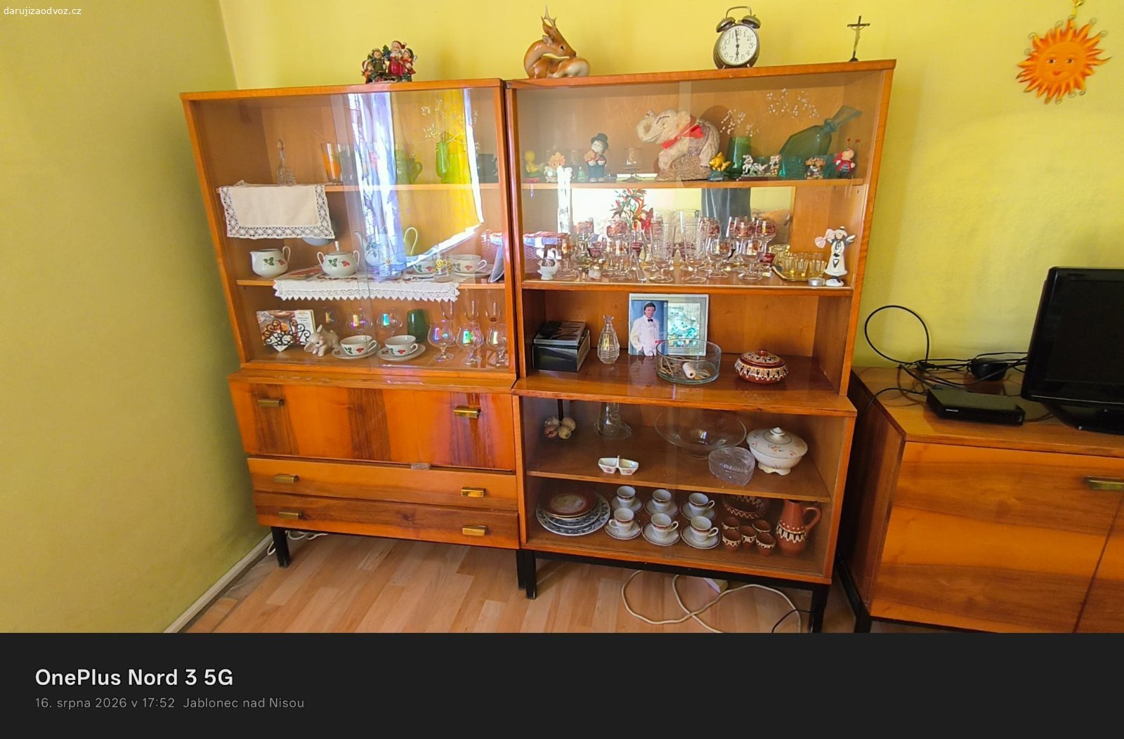 Daruji retro stěnu. Retro stěna, leštěná dýha, prosklená, nepoškozená z roku cca 1975. Viz foto.