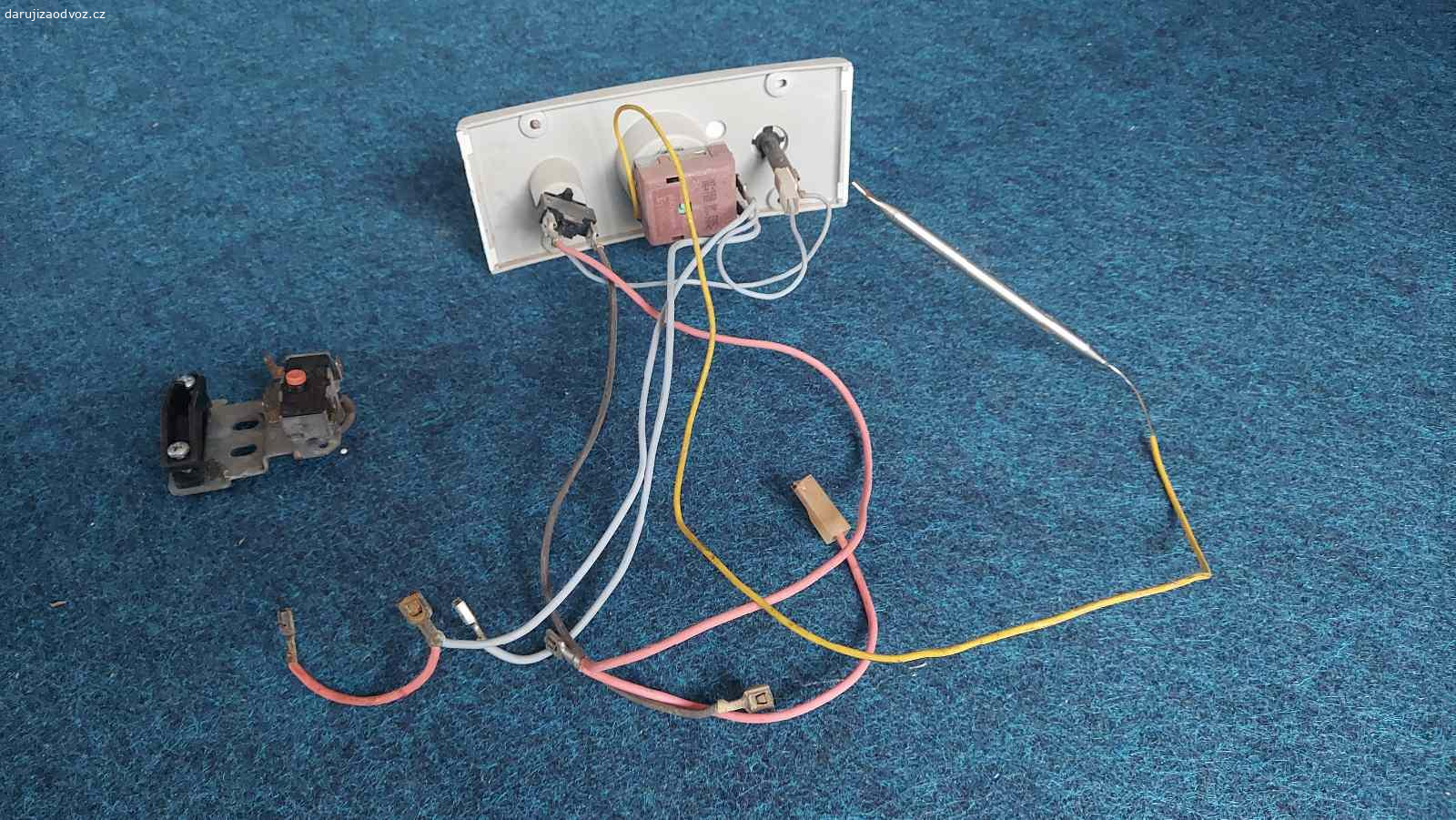 DARUJI řídící elektroniku bojleru AEG / ELEKTROLUX. Ovládací panel včetně příslušenství
bojleru AEG-EWH-COMFORT 50/100/120
případně EWH-CLASSIC:
- termostatický regulátor teploty,
- přepínač topných spirál,
- indikace výhřevu,
- havarijní termostat přehřátí.
(vymontováno z funkčního bojleru)