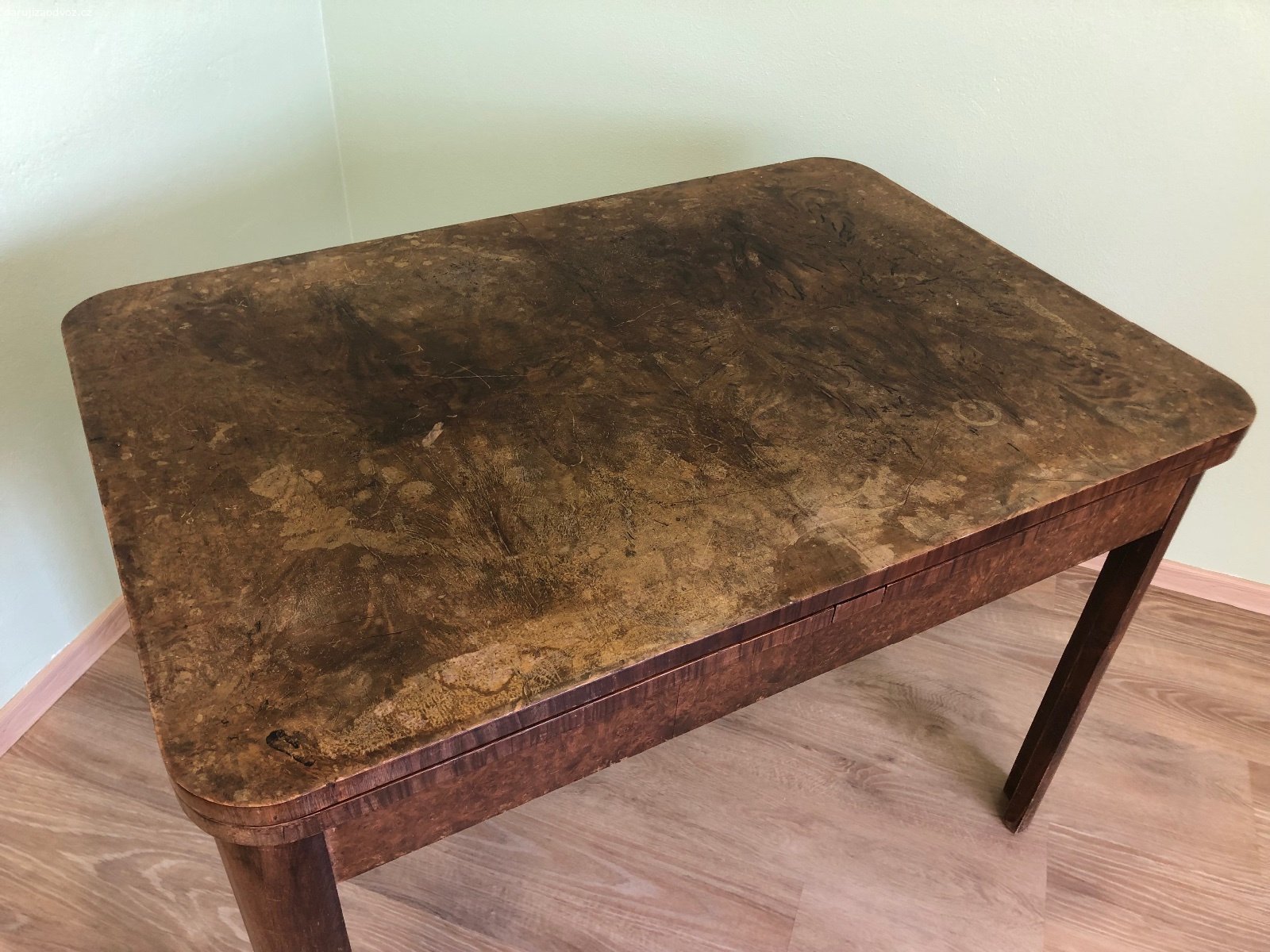 Daruji rodinný stůl. Daruji za odvoz letitý rozkládací stůl. Po zbroušení a napuštění olejem bude jako nový. Stůl má rozměry 110 x 75 cm ve složeném stavu. V rozloženém stavu měří na délku 205 cm. Ke stolu se vejde až 10 lidí. Pro transport lze desky stolu oddělat.