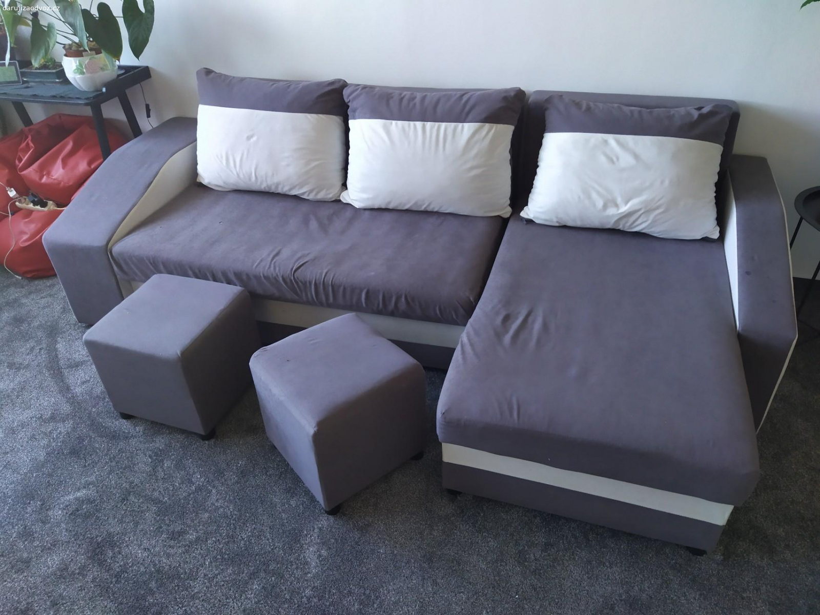 daruji rohovou sedačku za odvoz. Šedobila rozkládací rohová sedačka s úložným prostorem. + dva taburety. rozložená 245x145cm, používaná na dvou místech poškozená viz foto. jinak plně funkční. vlastní odvoz, spěchá.