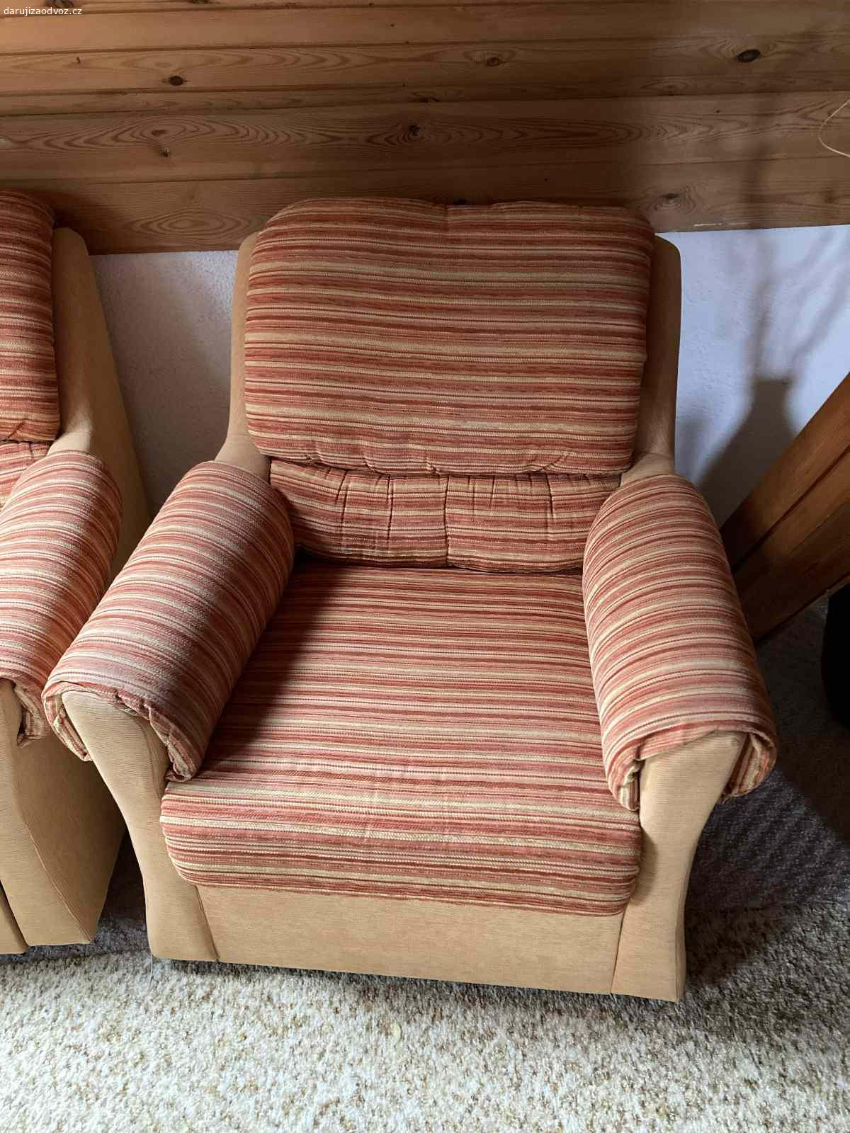 Daruji rohovou sedačku. Daruji za odvoz rohovou sedačku, vč. křesla.  Rozměr: délka-250cm, délka lenošky 185cm, šířka sedací ploch vč. opěradla 85 cm, výška - 90 cm. Křeslo je 85 x 85 cm.