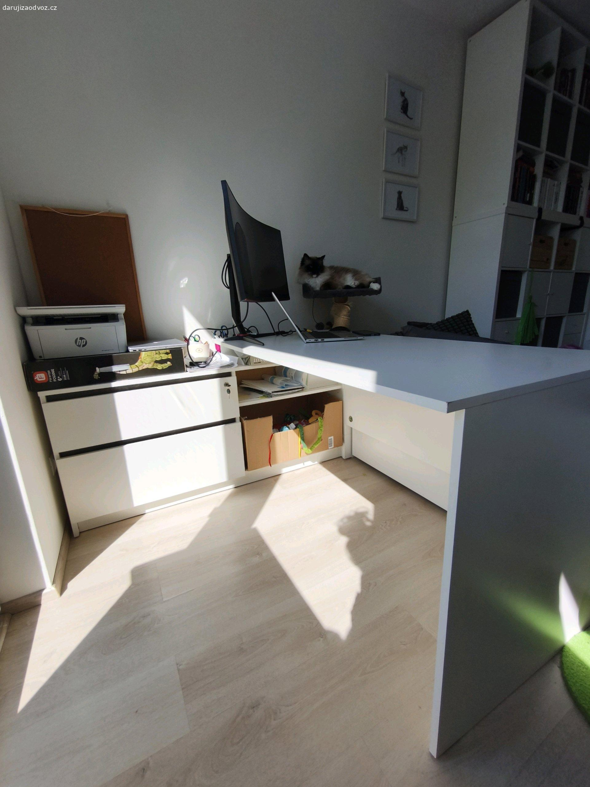 Daruji rohový bílý stůl. daruji 2 roky starý stůl, veškeré info o stole můžete najít zde https://www.sconto.cz/produkt/psaci-stul-umar-bila-beton-414403300?utm_source=google&utm_medium=cpc&utm_campaign=7_APR-PROD-Dle_prodeju-low&utm_id=12135526753&gad_source=1&gad_campaignid=12135526753&gbraid=0AAAAAD8qI8OblMyFCZ74gjW96jY9II_1z&gclid=Cj0KCQjwv-LOBhCdARIsAM5hdKcFmrqw4wFqApyWaRdb20alrorFXd3cfU1xB7nSOMqEykcyEcgCYmAaAp_jEALw_wcB 

k odnosu jsou třeba dva, rozmontuji na max 4 části, k odnosu bude z chodby 7.patra s výtahem