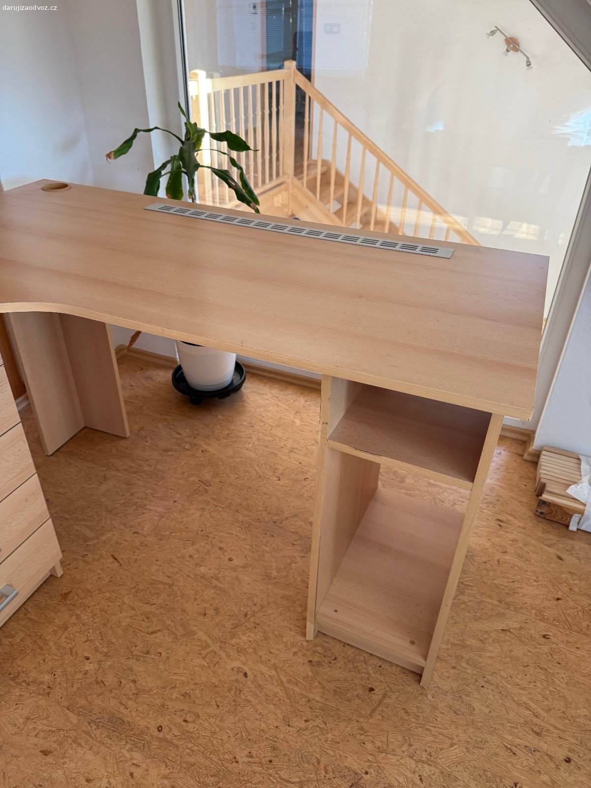 Daruji rohový psací stůl. Rohový psací stůl, s 5 šuplíky a místem pro PC. Stav viz foto.