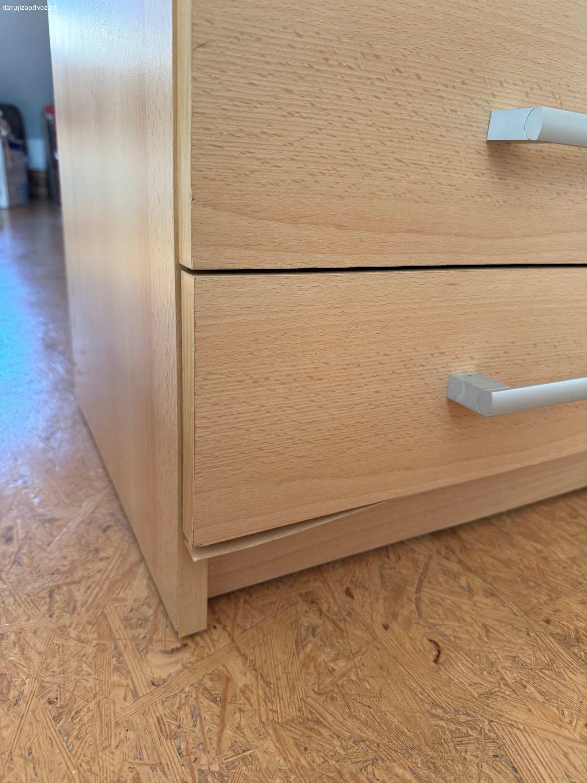 Daruji rohový psací stůl. Rohový psací stůl, s 5 šuplíky a místem pro PC. Stav viz foto.