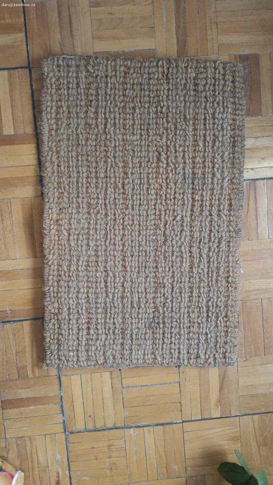 Daruji rohožku. Daruji starou rohožku, je z takového drsného kousaveho materiálu. Vhodná třeba do dílny.