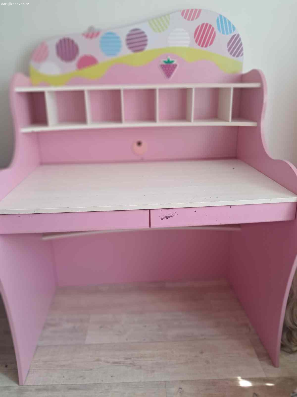 Daruji rozkládací gauč (5 let starý Ikea),a dívčí. Rozkládací gauč, zánovní a dívčí psací stůl. Do pátku 25.7.jinak budu muset odvézt na sběrný dvůr.