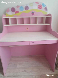 Daruji rozkládací gauč (5 let starý Ikea),a dívčí