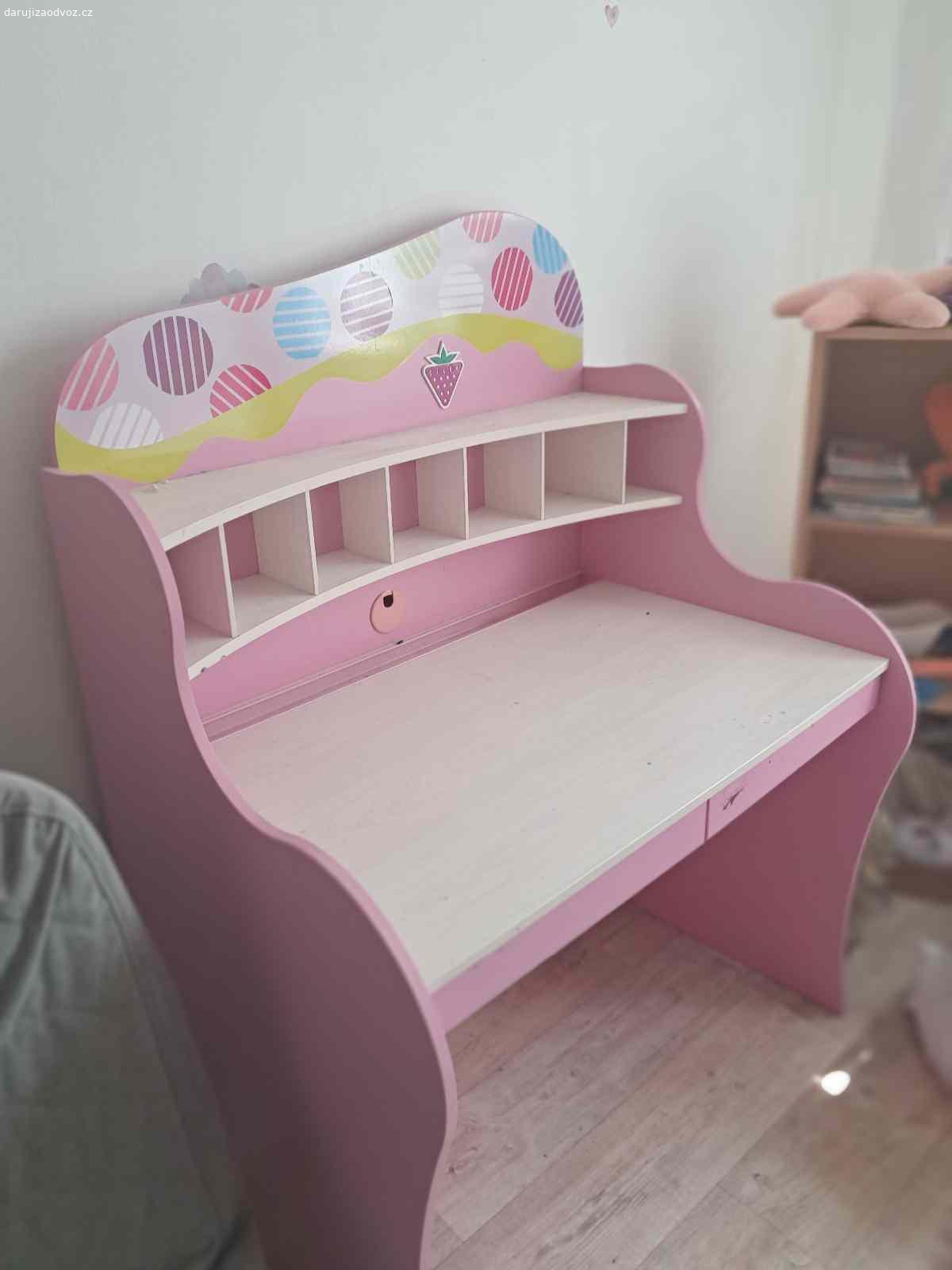 Daruji rozkládací gauč (5 let starý Ikea),a dívčí. Rozkládací gauč, zánovní a dívčí psací stůl. Do pátku 25.7.jinak budu muset odvézt na sběrný dvůr.